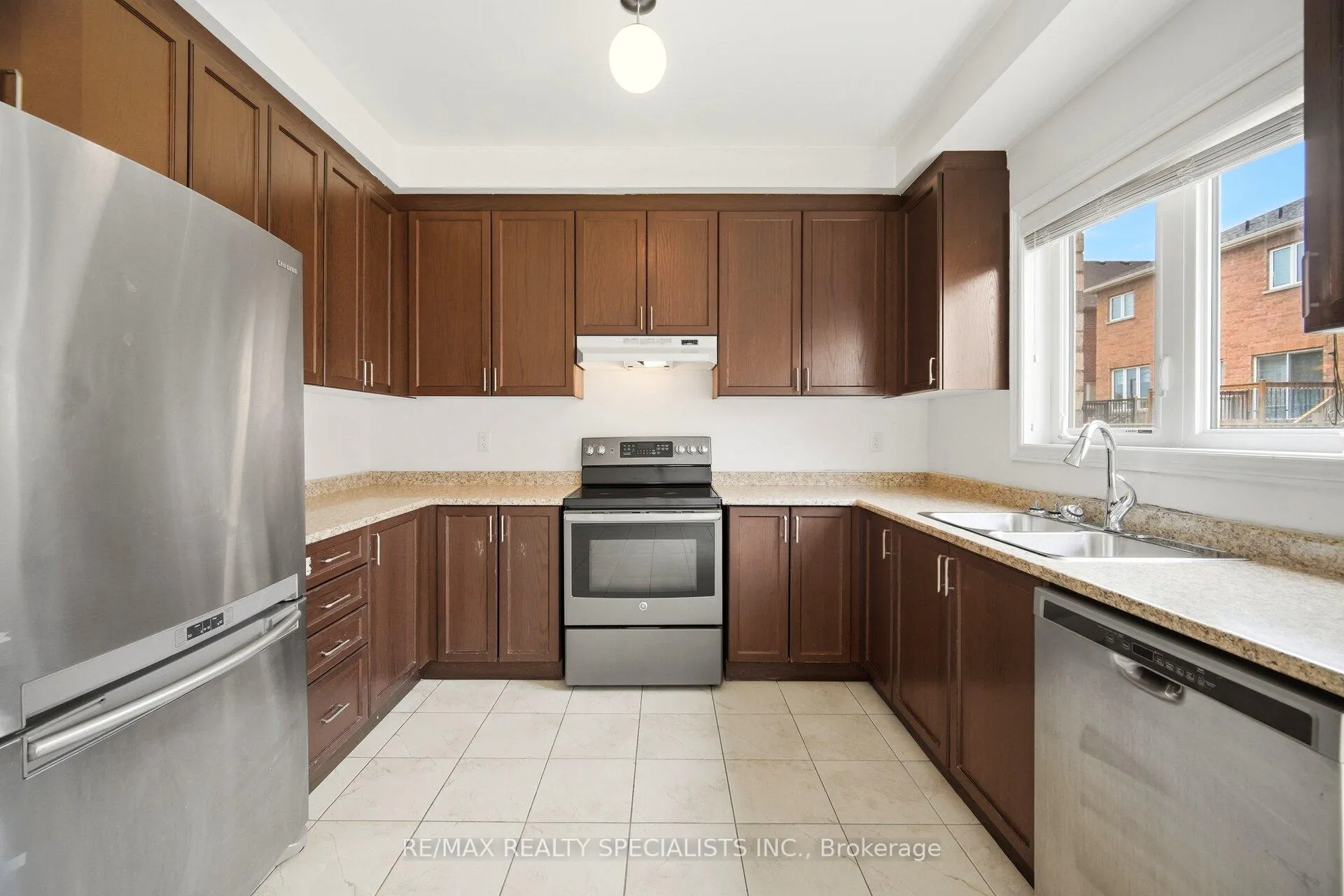 Photo 11 of 51 Frenchpark Circle, Brampton, Credit Valley — HOMEH