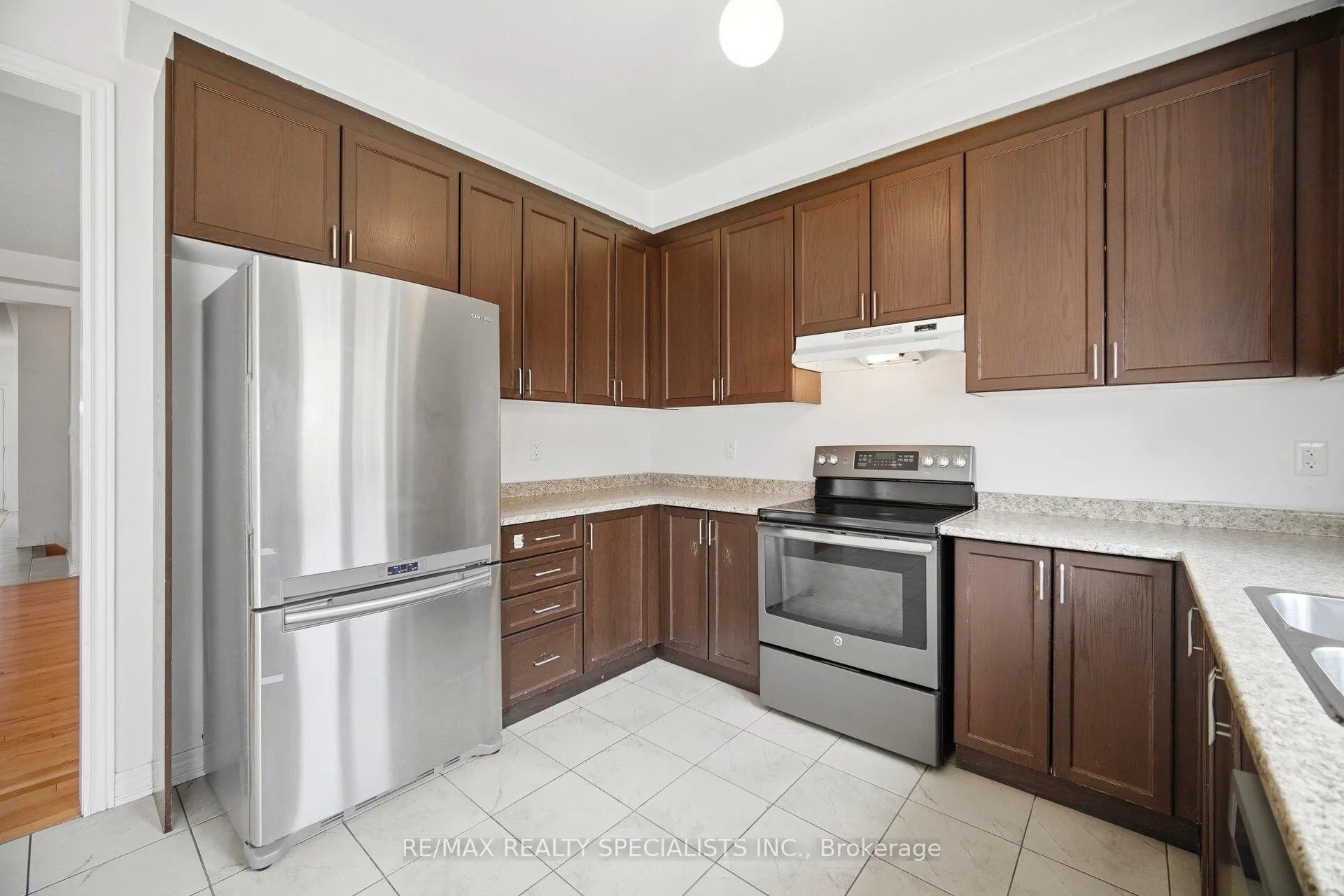Photo 12 of 51 Frenchpark Circle, Brampton, Credit Valley — HOMEH