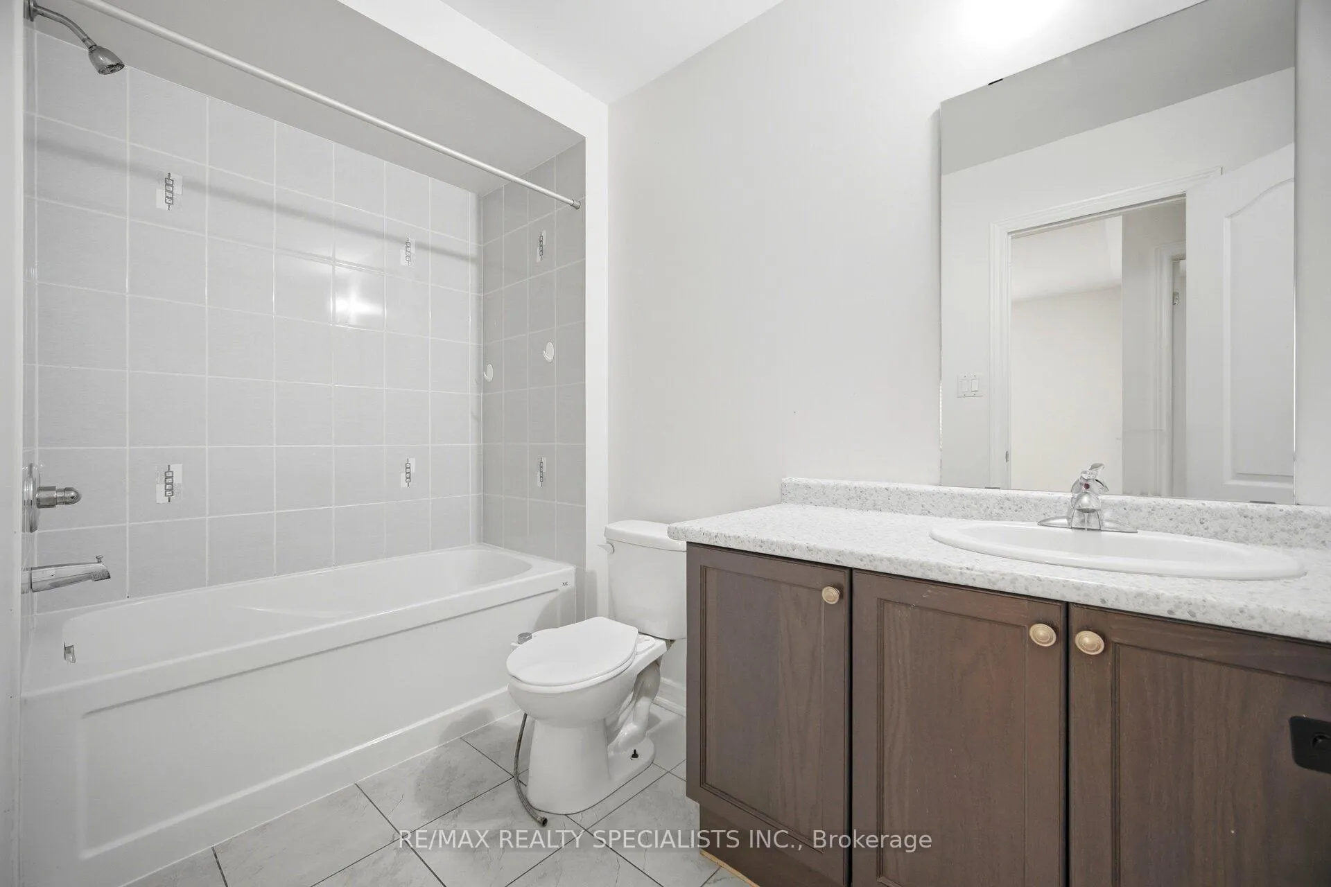 Photo 28 of 51 Frenchpark Circle, Brampton, Credit Valley — HOMEH