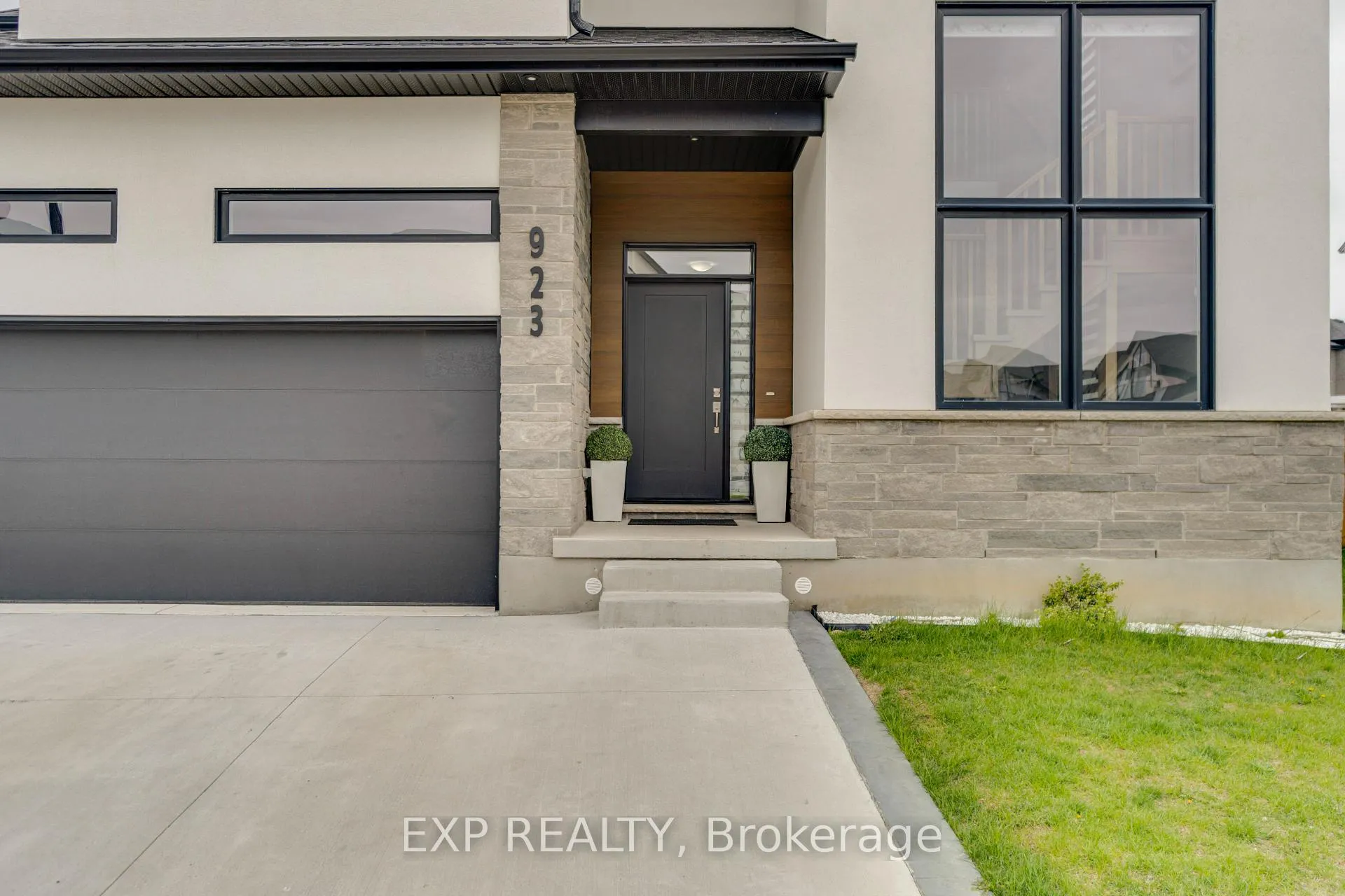 Photo 2 of Unit 5, 923 Stonecliffe Walk, Kitchener, Doon South — HOMEH