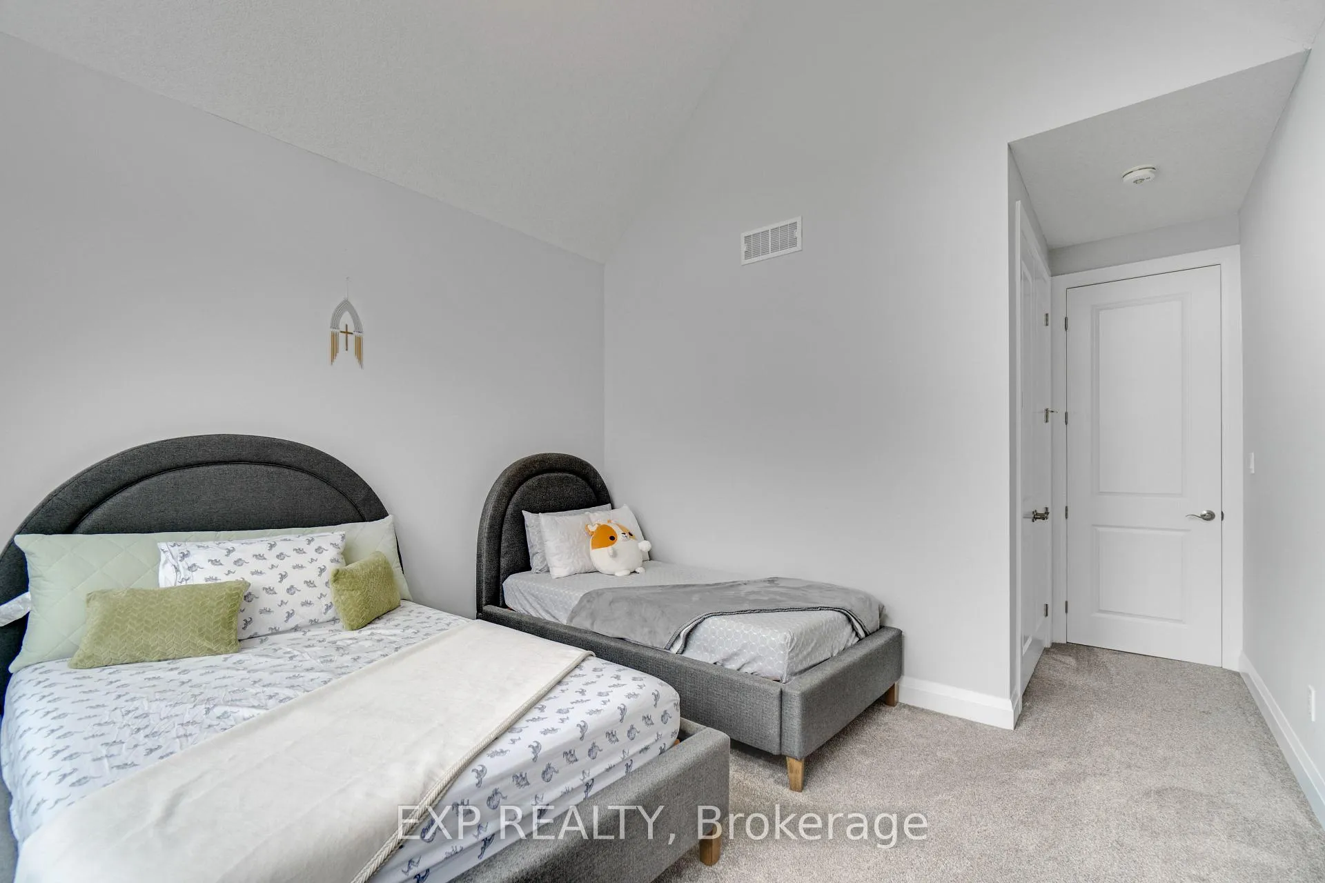 Photo 32 of Unit 5, 923 Stonecliffe Walk, Kitchener, Doon South — HOMEH