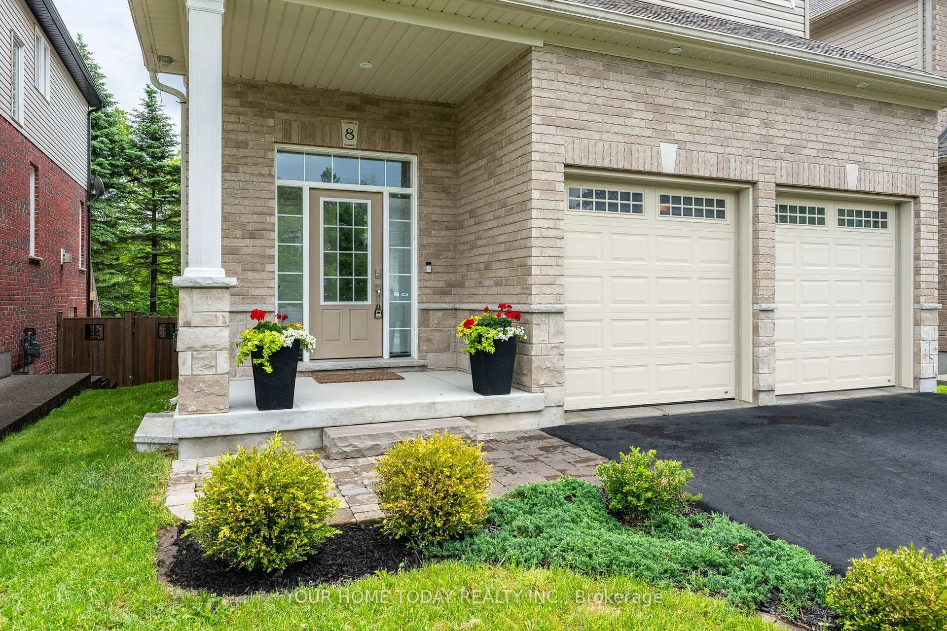 Photo 3 of 8 Trinity Court, Halton Hills, Acton — HOMEH