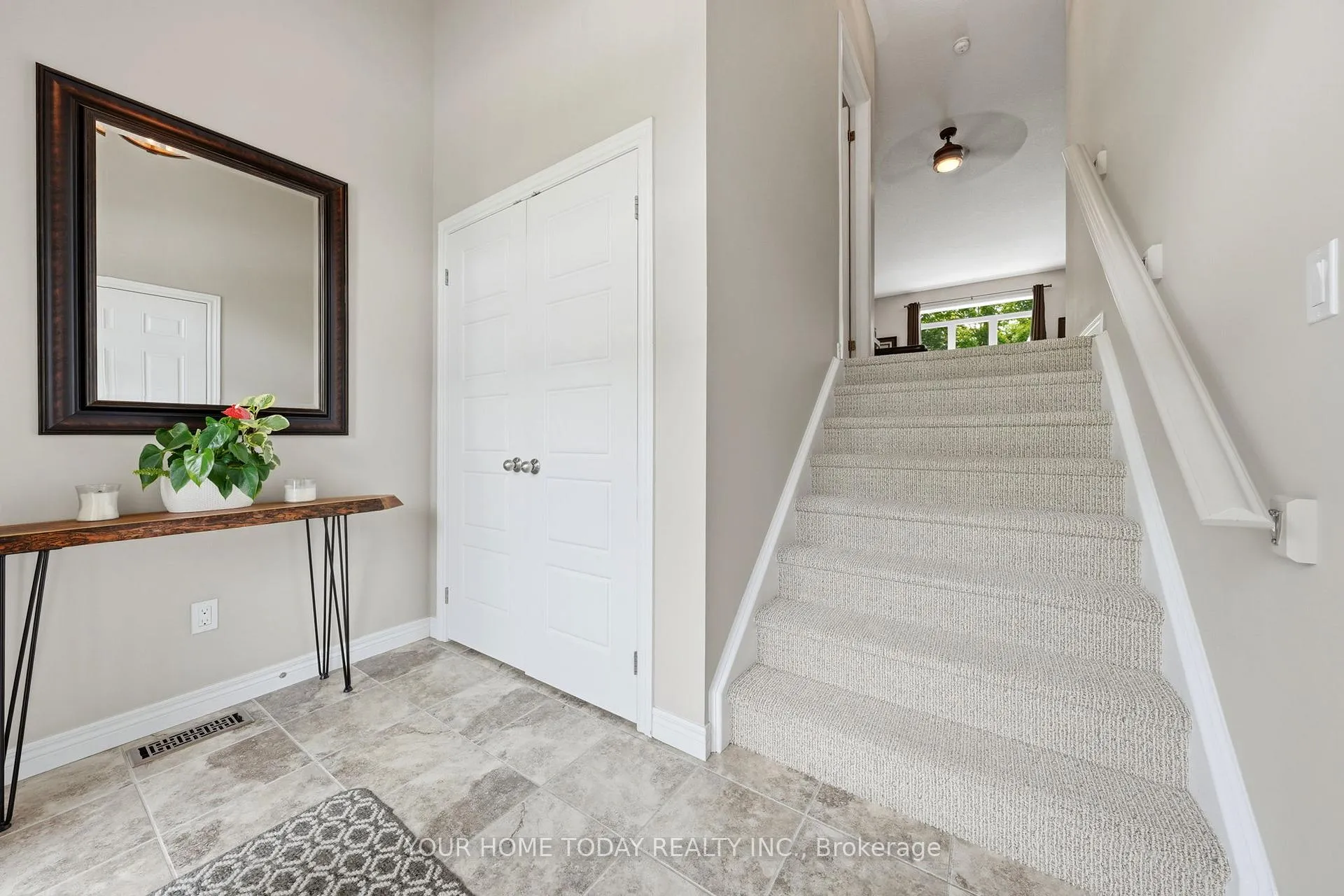 Photo 4 of 8 Trinity Court, Halton Hills, Acton — HOMEH