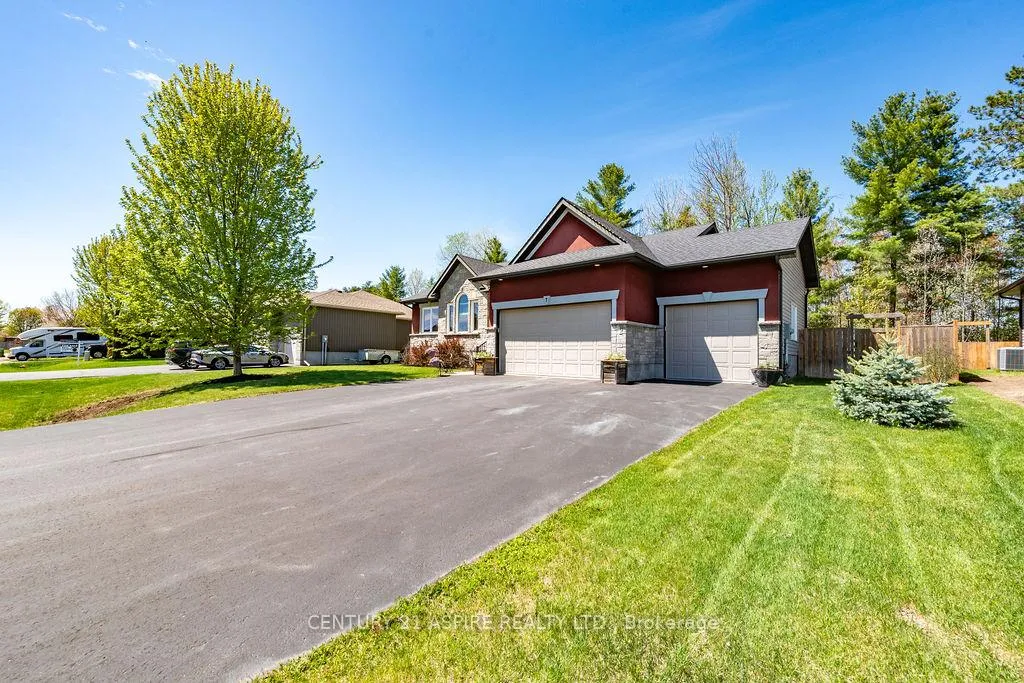 Photo 2 of 7 Nick Street, Petawawa — HOMEH
