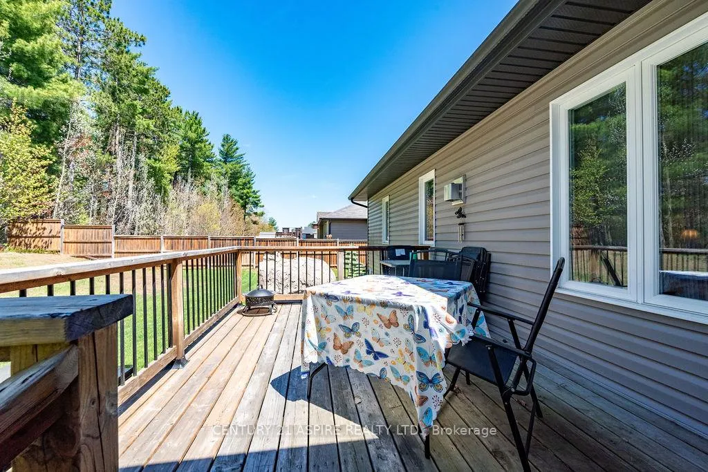 Photo 45 of 7 Nick Street, Petawawa — HOMEH