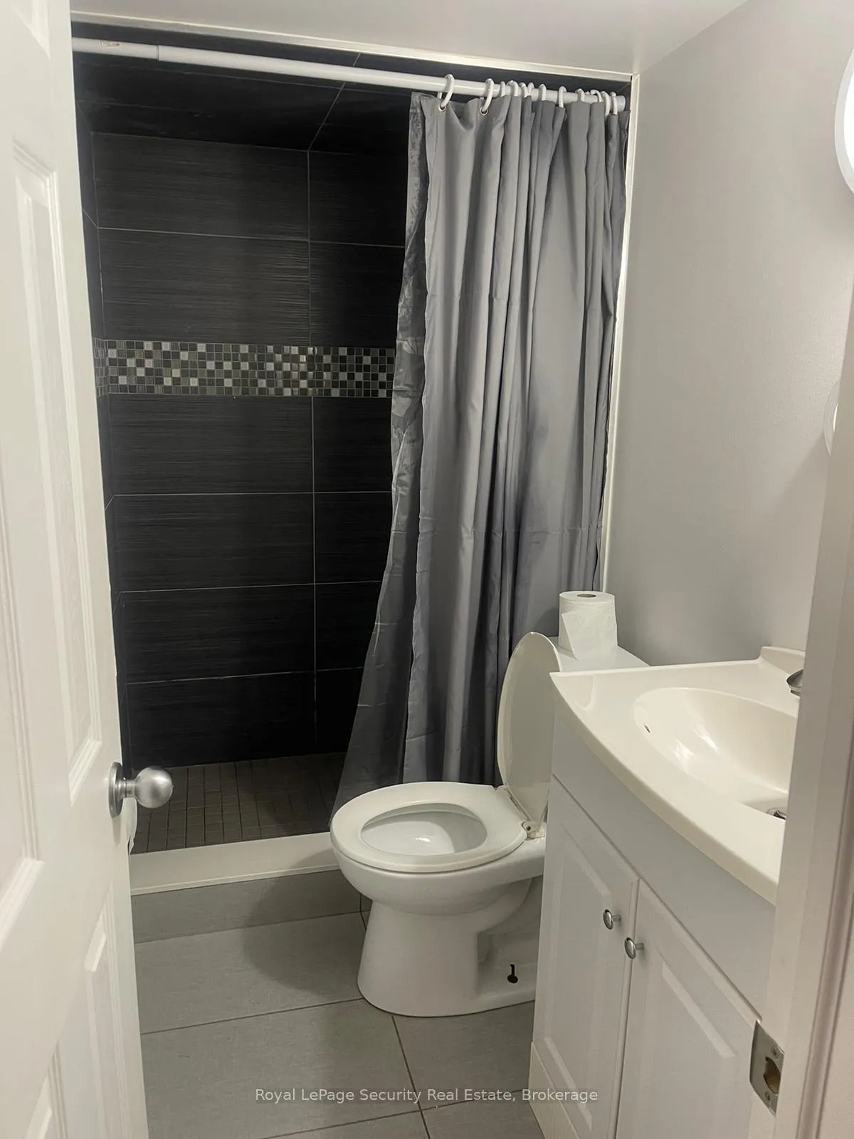 Photo 10 of 688 Tennyson Avenue, Oshawa, Donevan — HOMEH