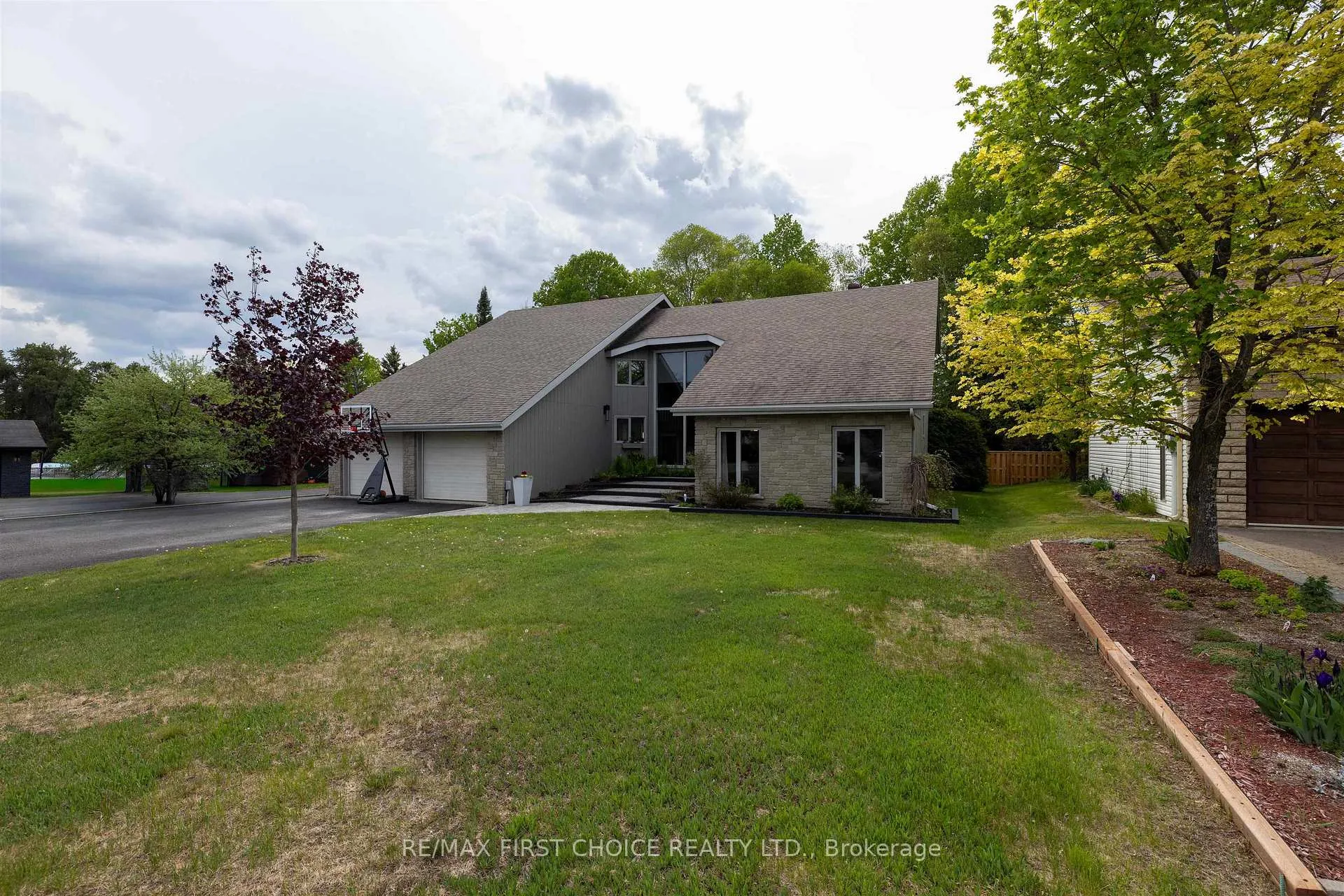 Photo 2 of 115 Chercover Drive, Thunder Bay, John Street South — HOMEH