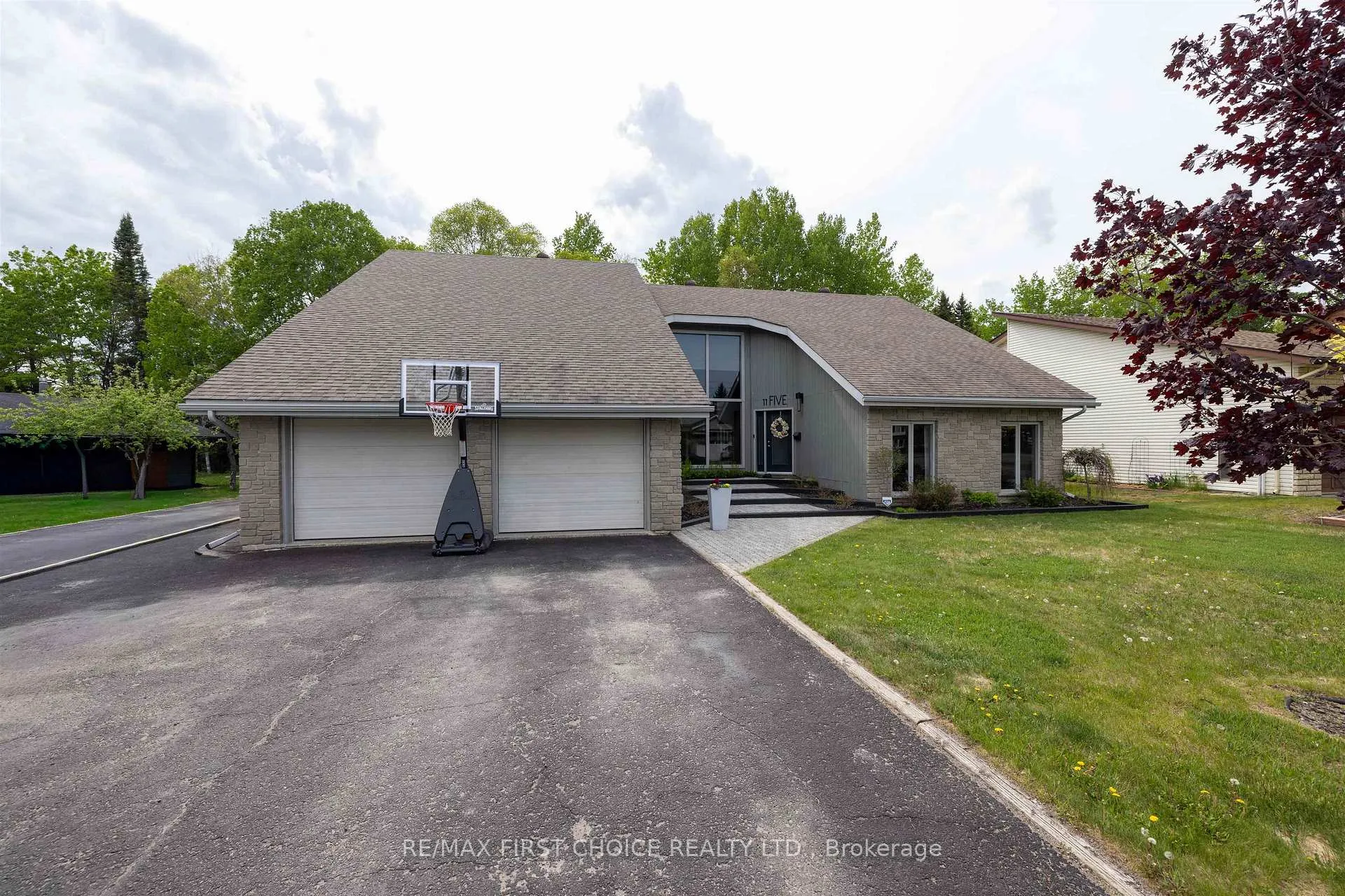 Photo 3 of 115 Chercover Drive, Thunder Bay, John Street South — HOMEH