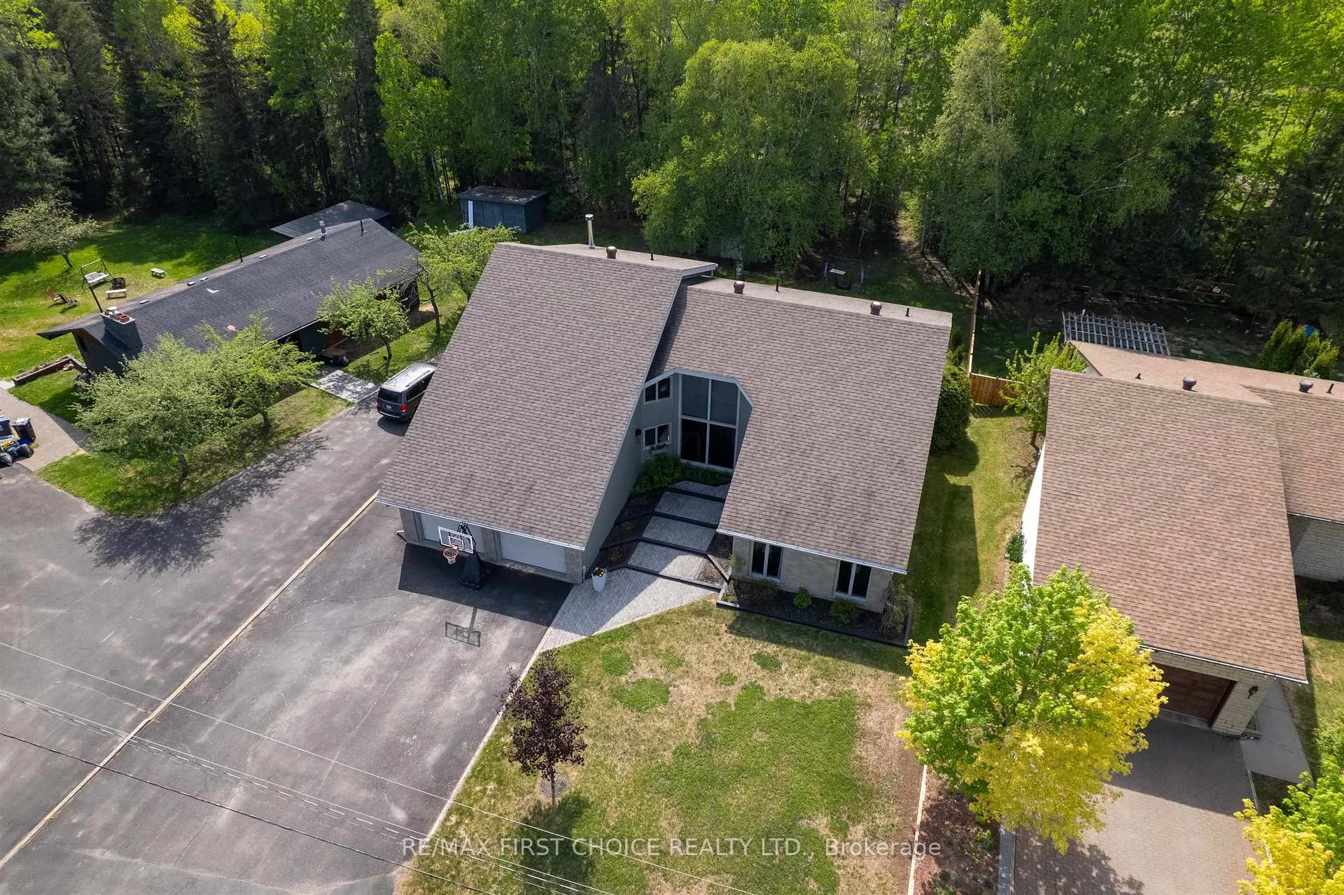 Photo 4 of 115 Chercover Drive, Thunder Bay, John Street South — HOMEH