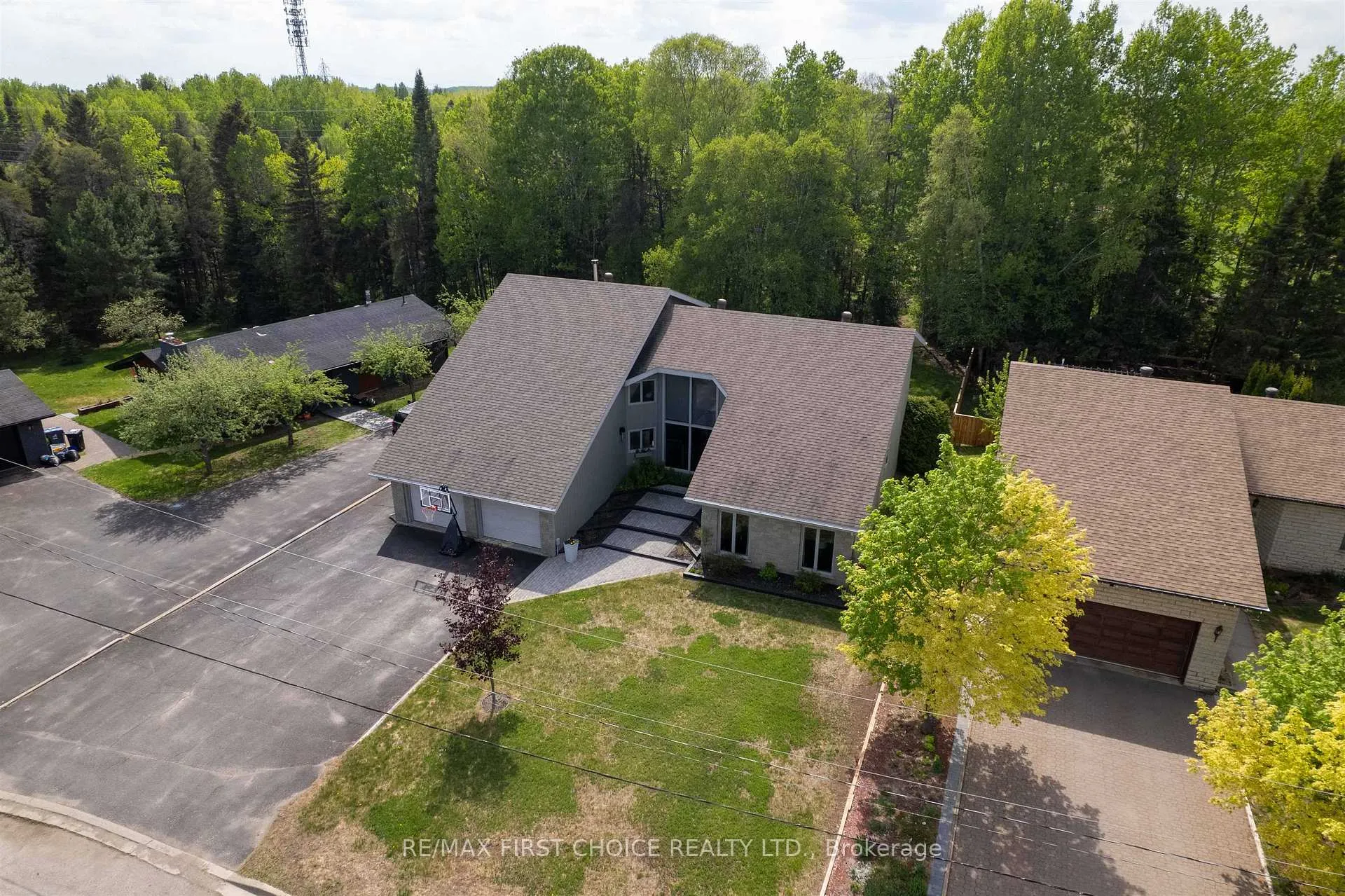 Photo 5 of 115 Chercover Drive, Thunder Bay, John Street South — HOMEH