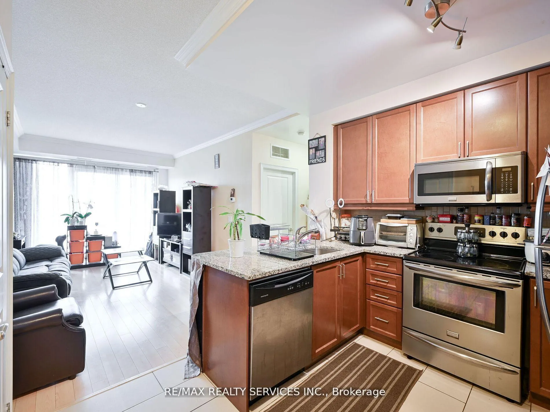 Photo 7 of Unit 405, 100 John Street, Brampton, Downtown Brampton — HOMEH