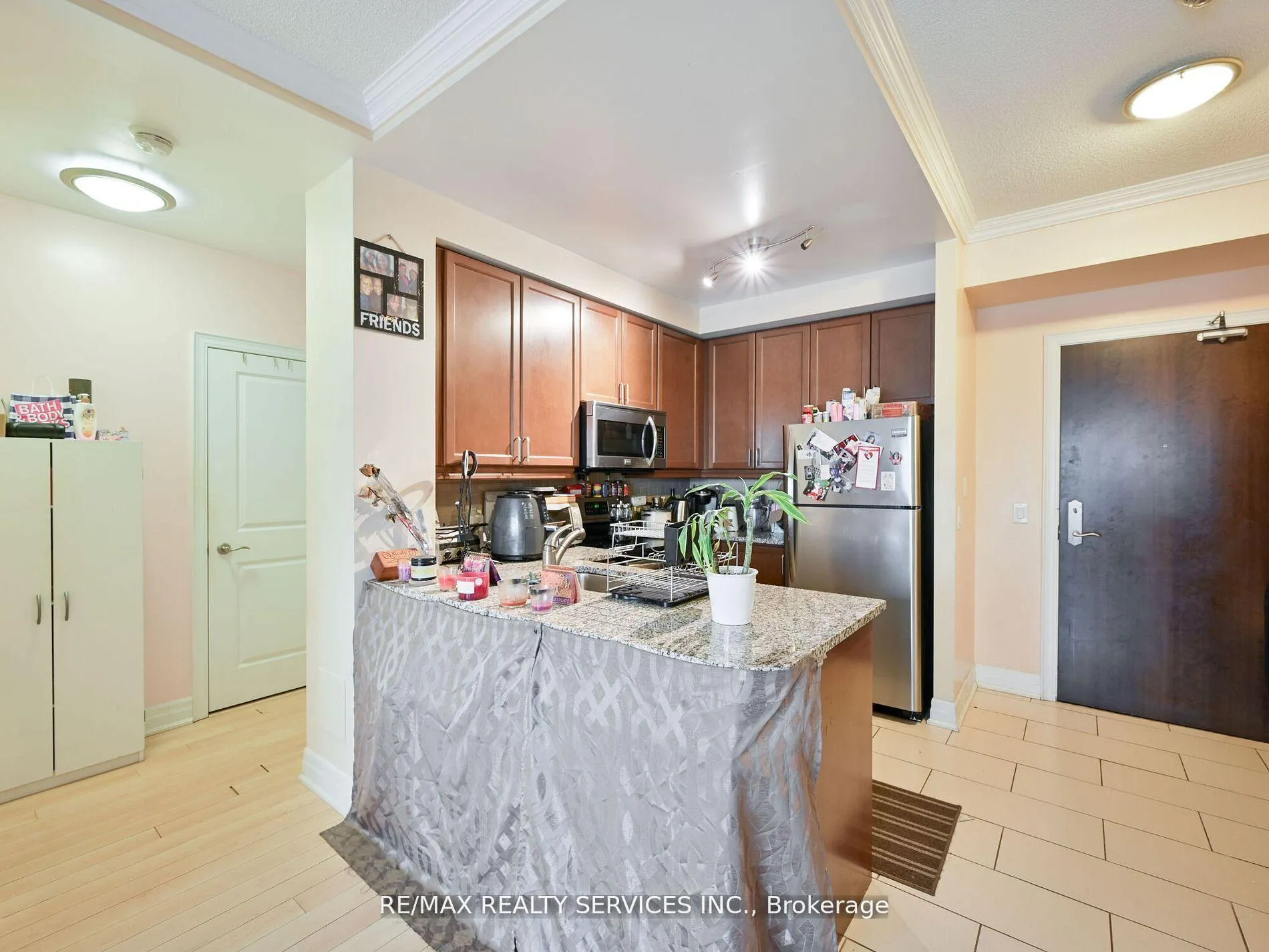Photo 8 of Unit 405, 100 John Street, Brampton, Downtown Brampton — HOMEH