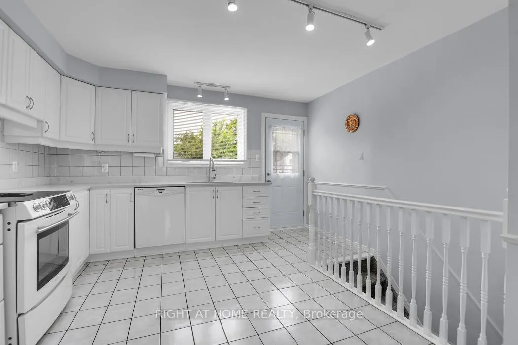 Photo 10 of 2159 Monson Crescent, Ottawa, Beacon Hill North — HOMEH