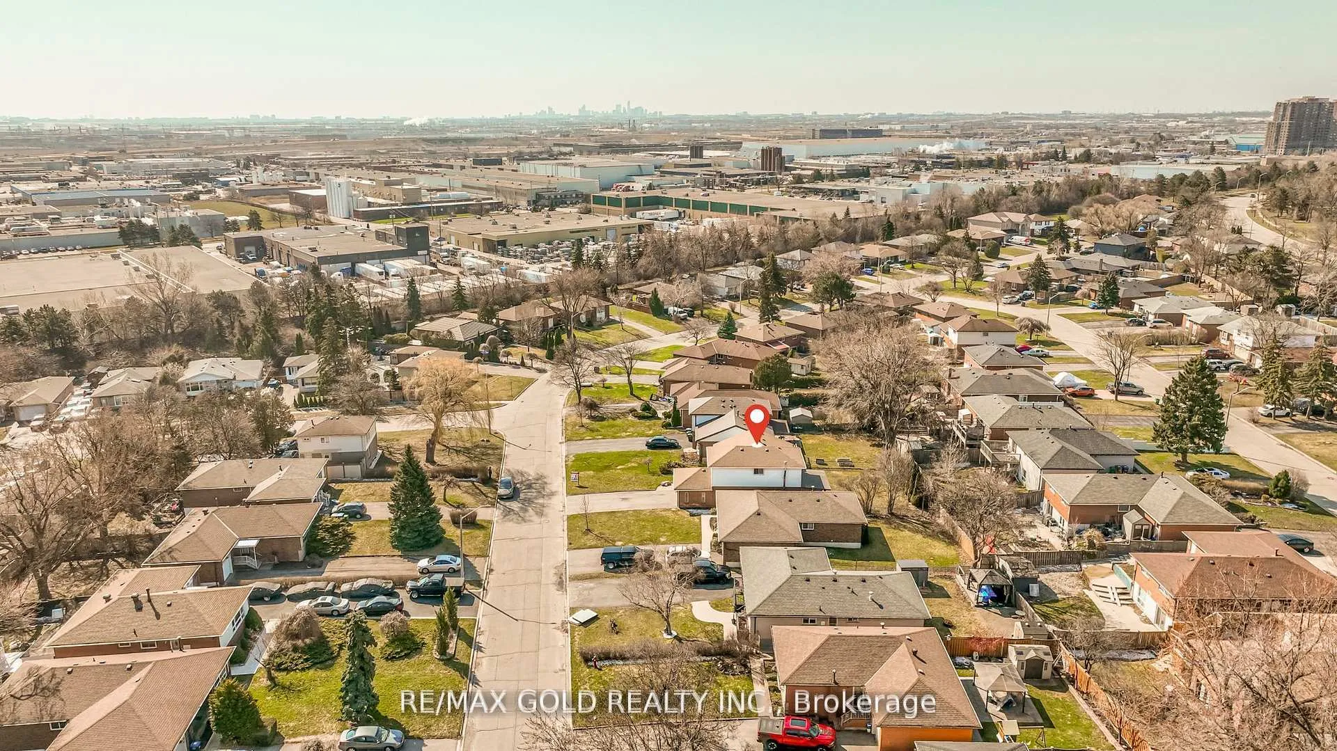 Photo 3 of 34 Deerfield Crescent, Brampton, Southgate — HOMEH