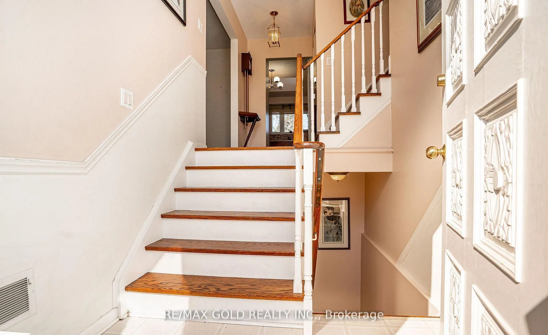 Photo 8 of 34 Deerfield Crescent, Brampton, Southgate — HOMEH