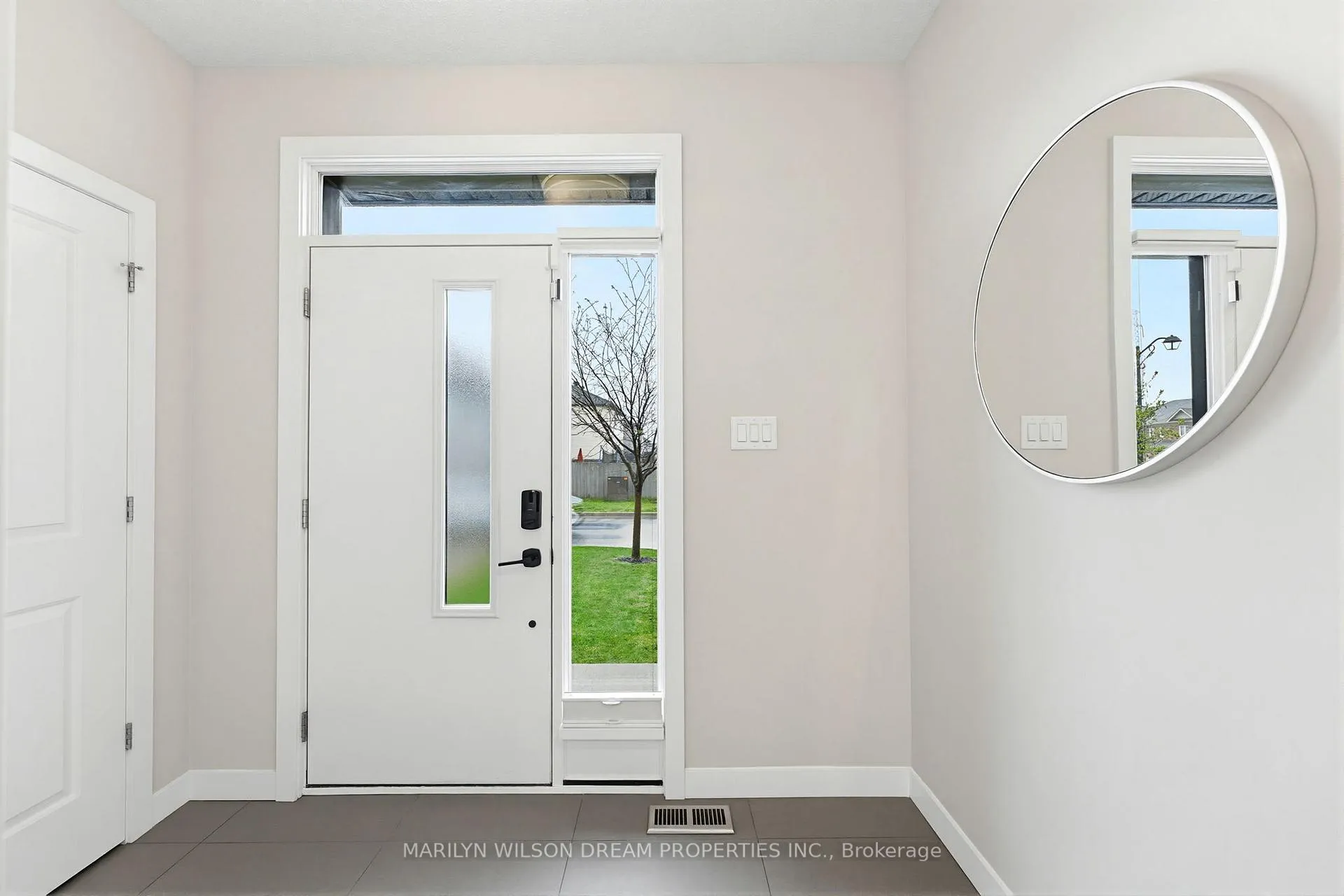 Photo 3 of 304 Andalusian Crescent, Ottawa, Kanata - Emerald Meadows/Trailwest — HOMEH