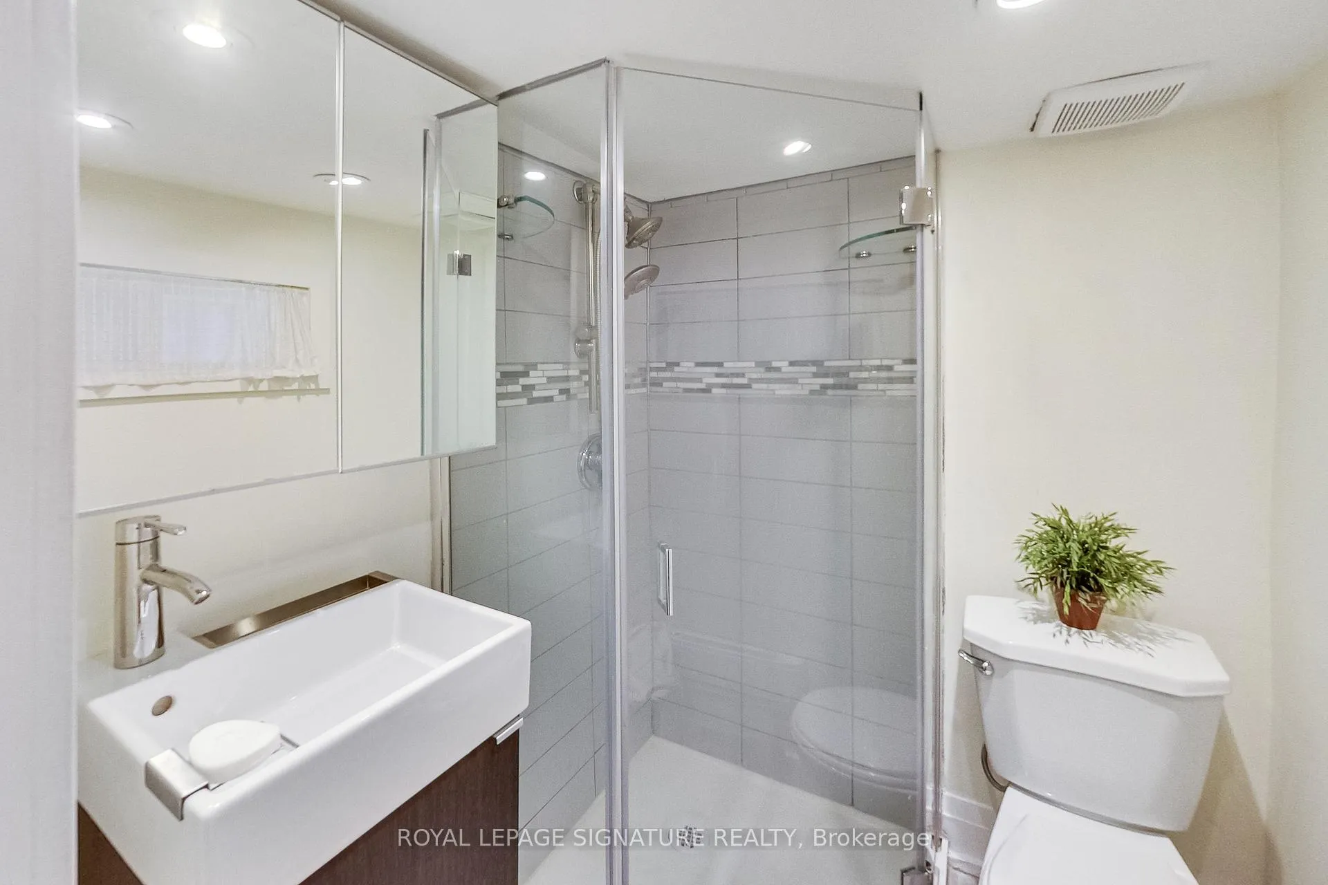 Photo 7 of Unit Lower, 6 King Edward Avenue, Toronto, Woodbine-Lumsden — HOMEH