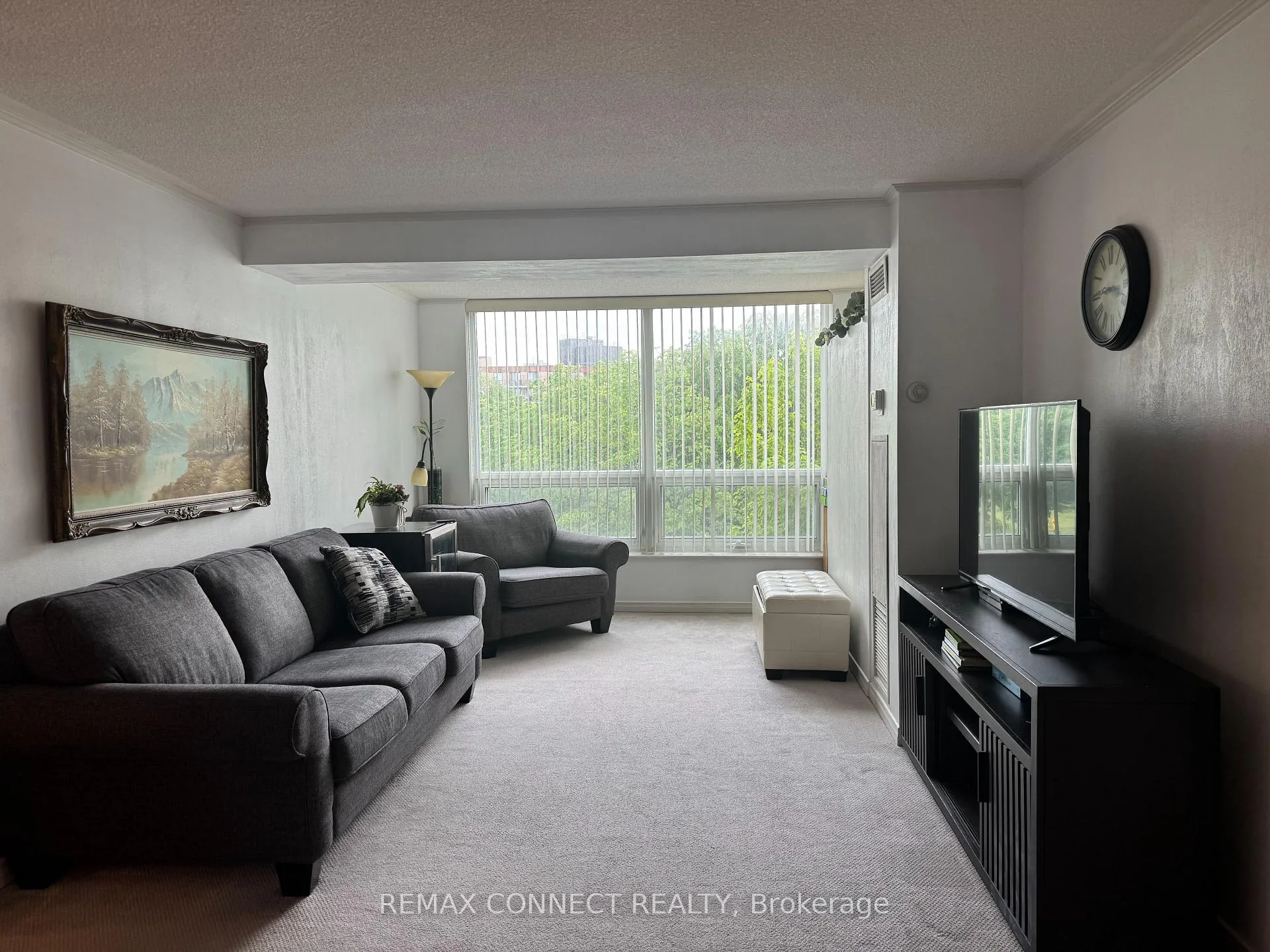 Front of Unit 221, 326 Major Mackenzie Drive E