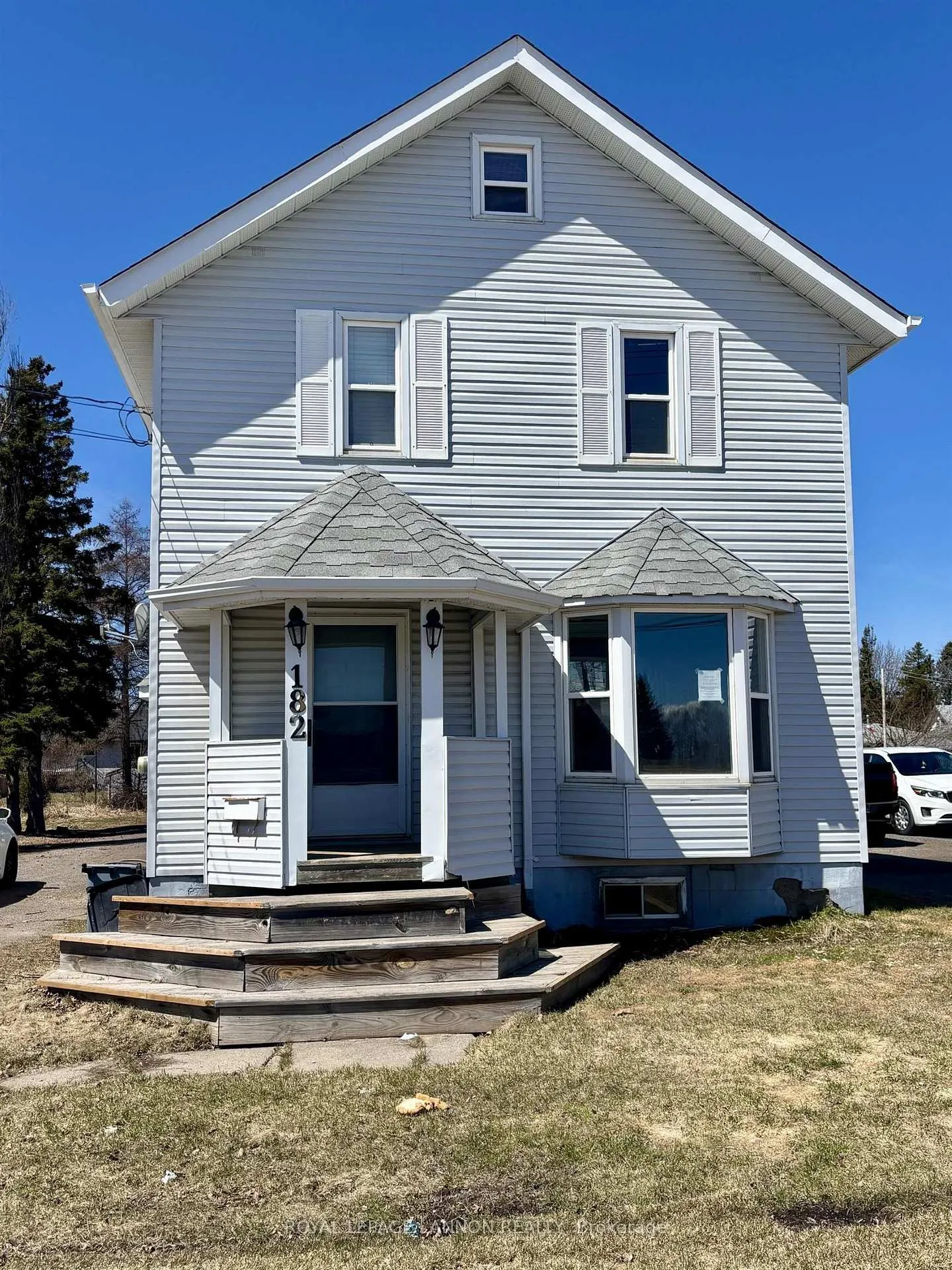 Photo 2 of 182 High Street N, Thunder Bay, College Heights — HOMEH