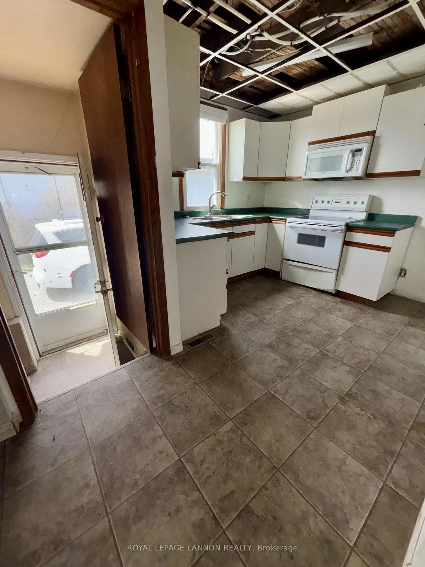 Photo 4 of 182 High Street N, Thunder Bay, College Heights — HOMEH