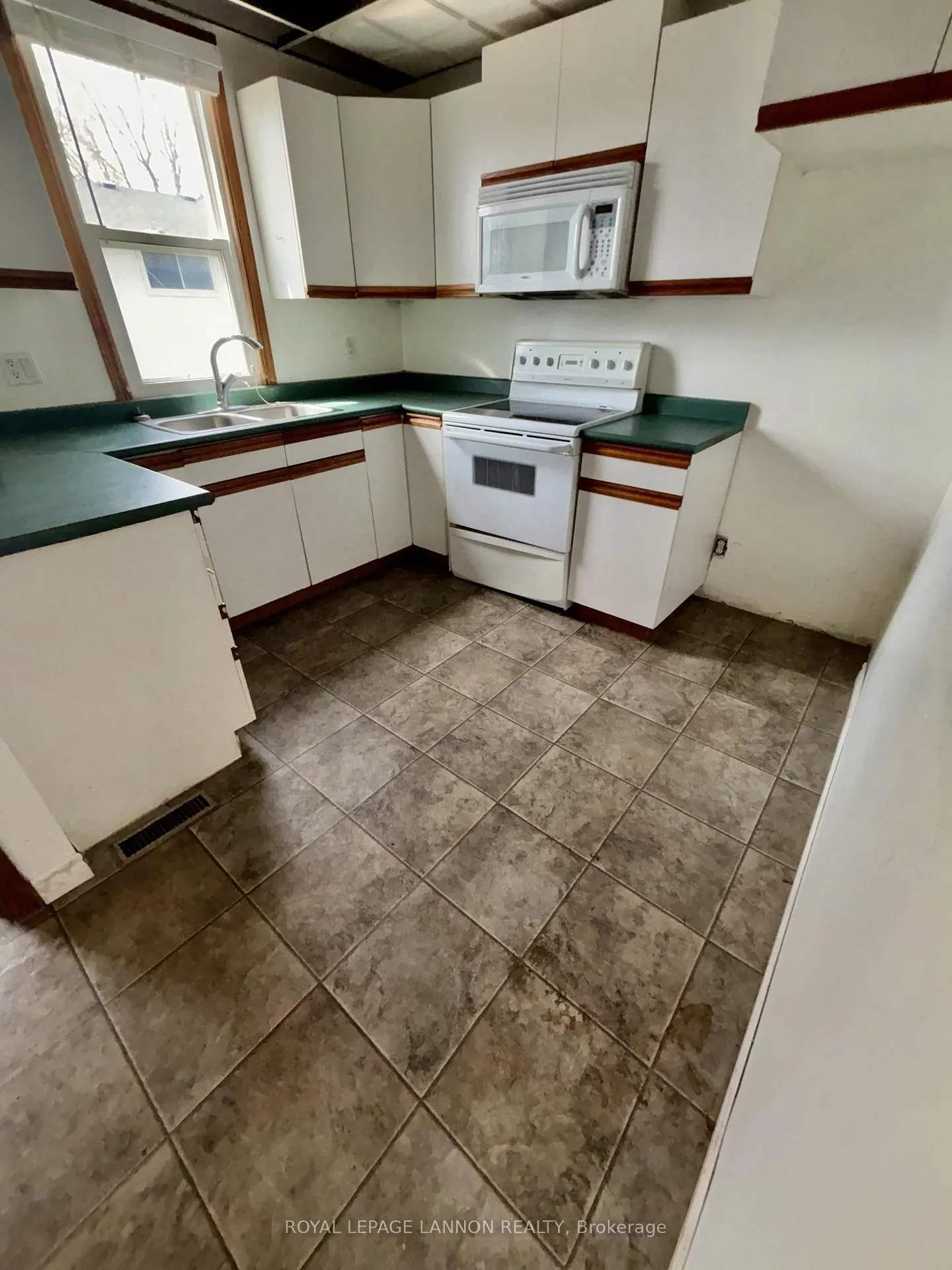 Photo 5 of 182 High Street N, Thunder Bay, College Heights — HOMEH