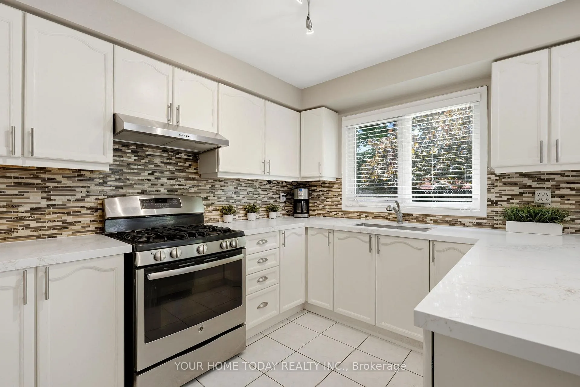 Photo 10 of 5 Curry Crescent, Halton Hills, Georgetown — HOMEH