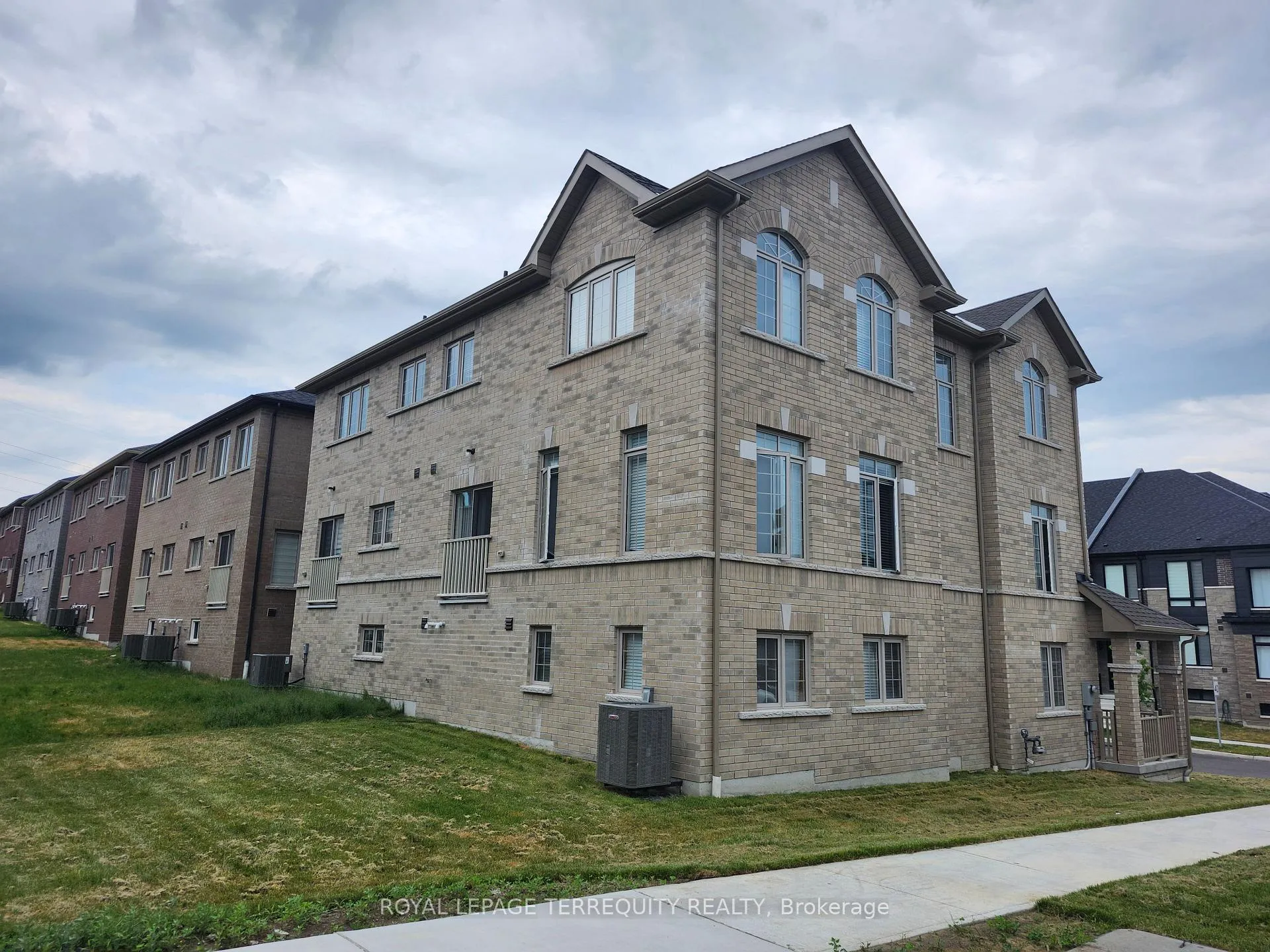 Photo 4 of 2602 Apricot Lane, Pickering, Duffin Heights — HOMEH