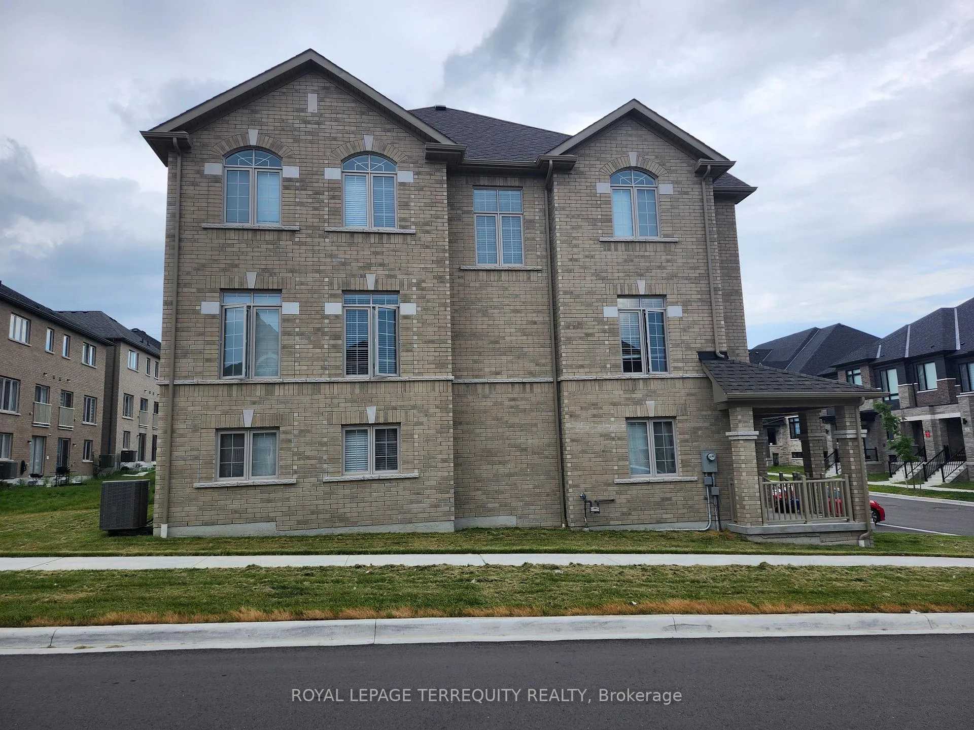 Photo 5 of 2602 Apricot Lane, Pickering, Duffin Heights — HOMEH