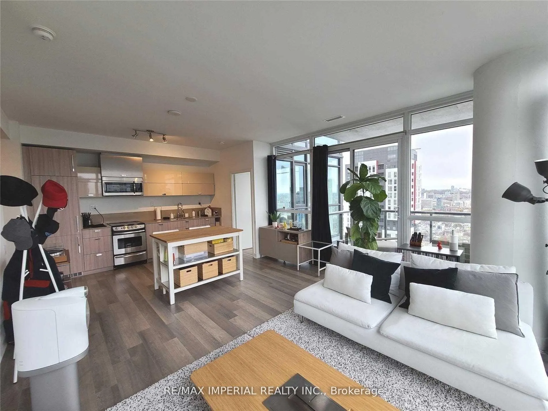 Front of Unit 3605, 290 Adelaide Street W