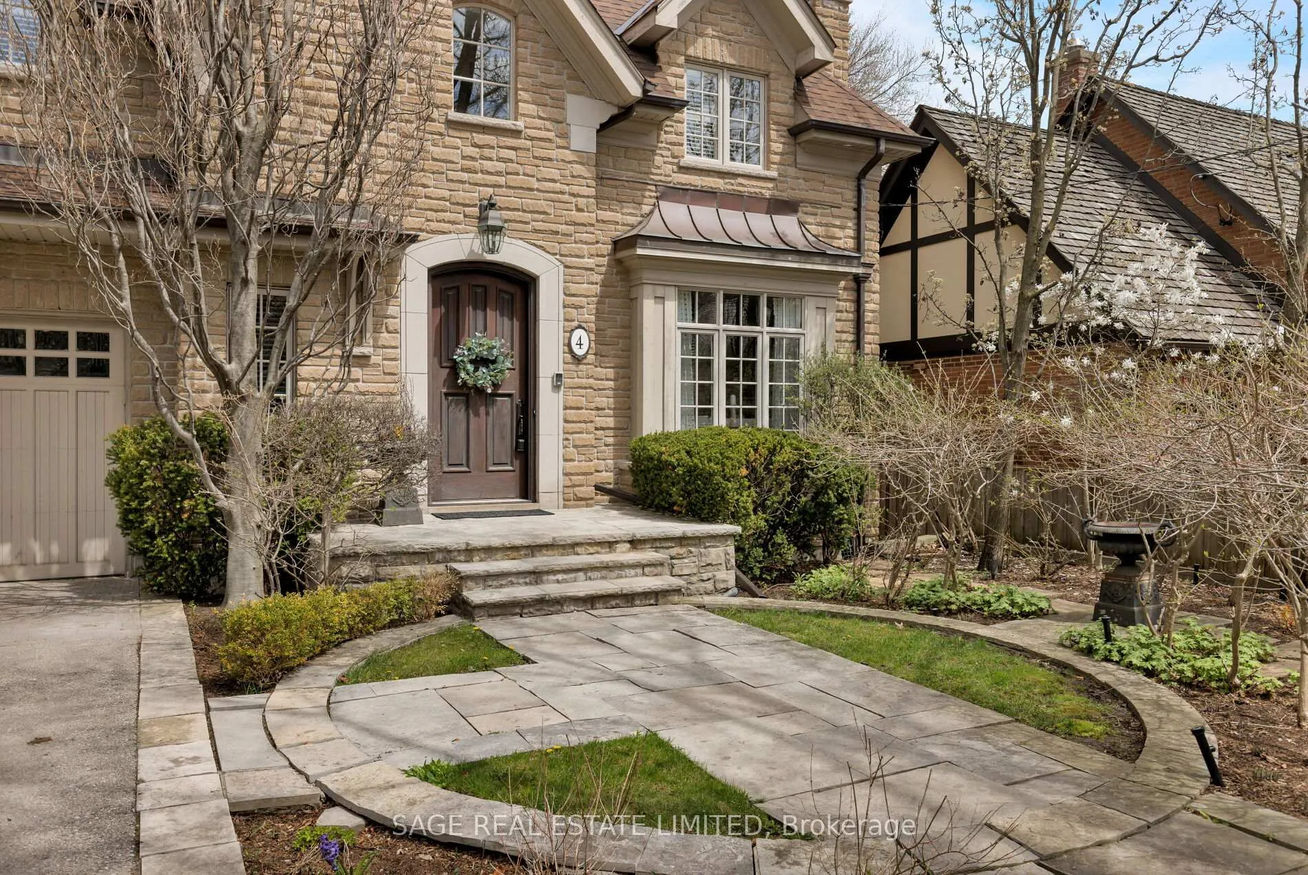 Photo 2 of 4 Reigate Road, Etobicoke, Edenbridge-Humber Valley — HOMEH