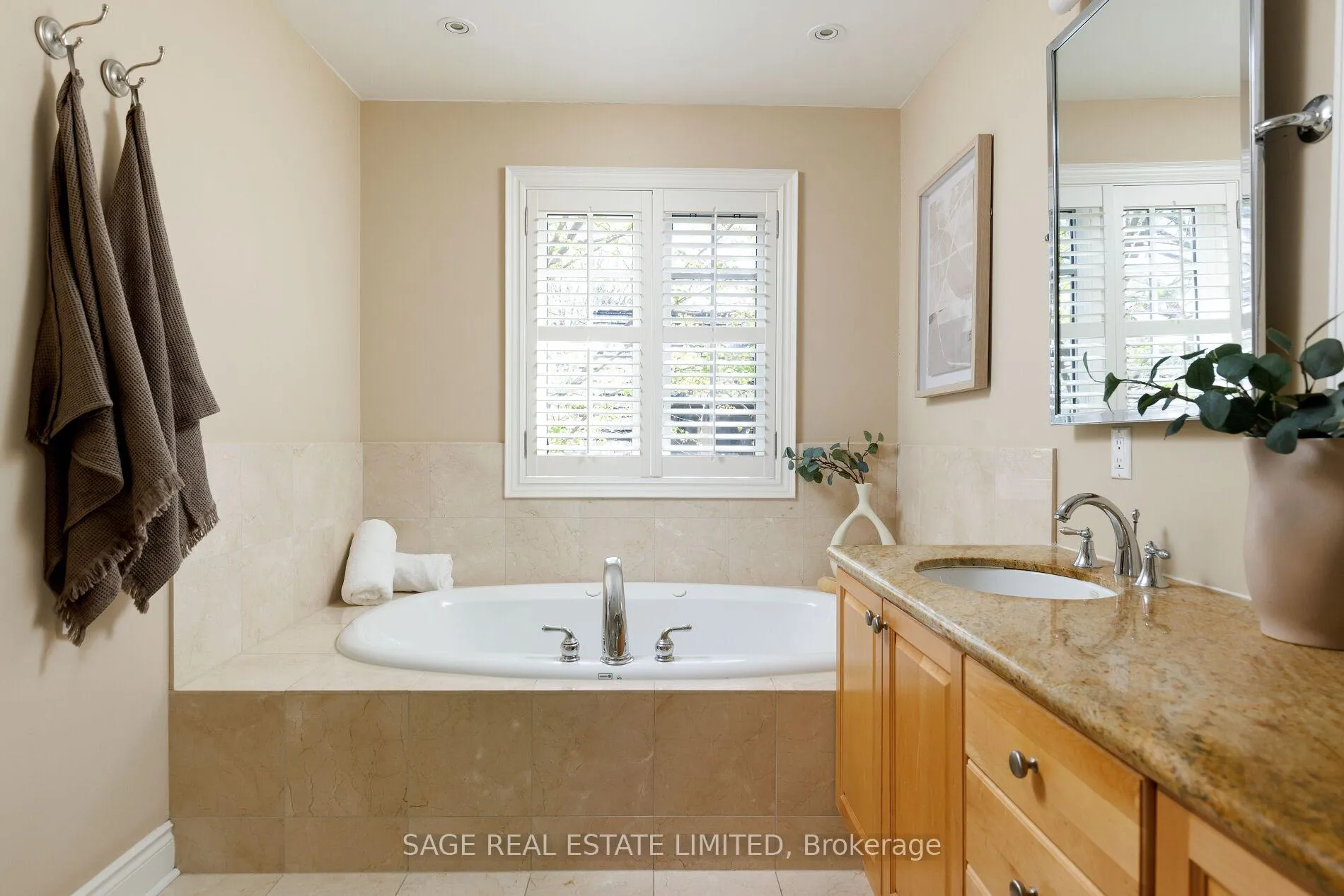 Photo 32 of 4 Reigate Road, Etobicoke, Edenbridge-Humber Valley — HOMEH