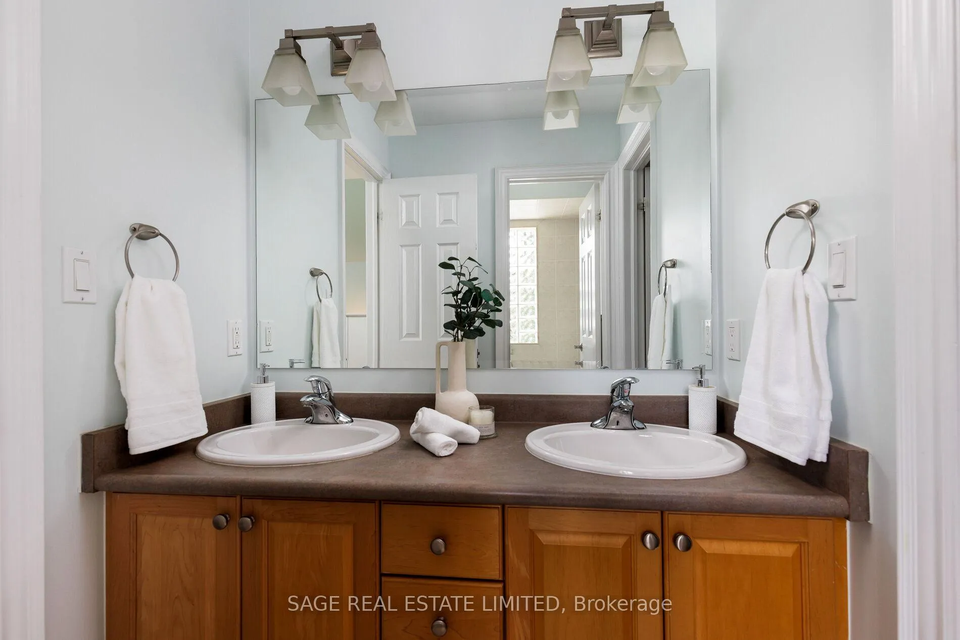 Photo 38 of 4 Reigate Road, Etobicoke, Edenbridge-Humber Valley — HOMEH