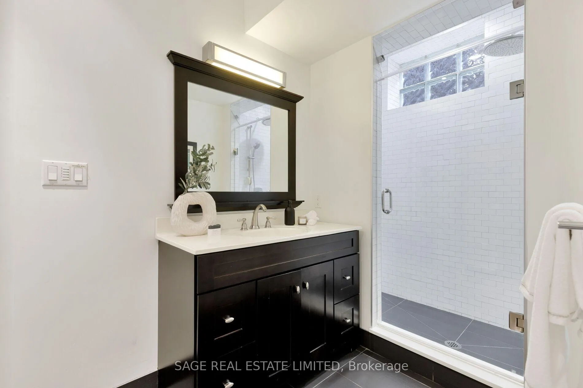 Photo 48 of 4 Reigate Road, Etobicoke, Edenbridge-Humber Valley — HOMEH
