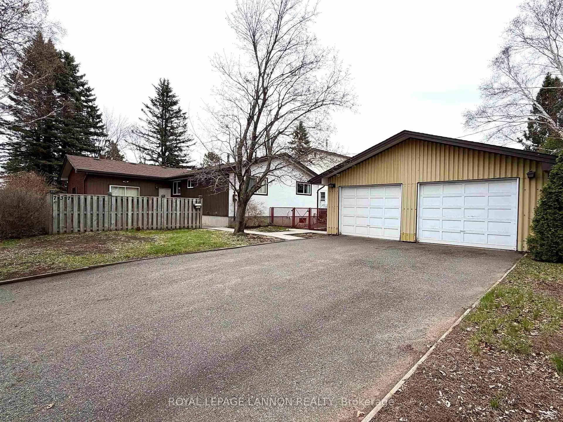 Photo 2 of 737 Confederation Drive, Thunder Bay, Parkdale — HOMEH