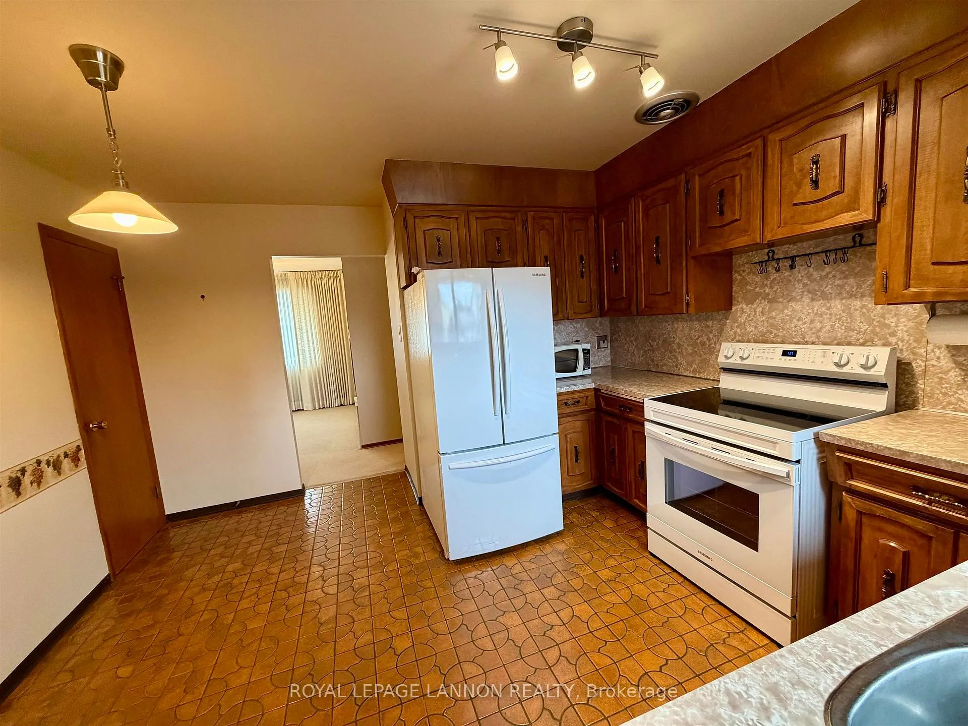 Photo 10 of 737 Confederation Drive, Thunder Bay, Parkdale — HOMEH