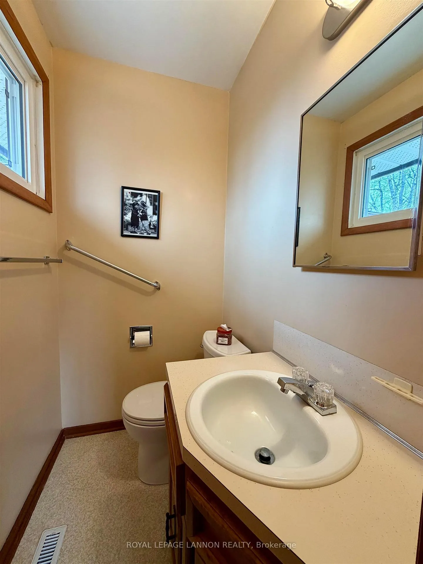Photo 17 of 737 Confederation Drive, Thunder Bay, Parkdale — HOMEH