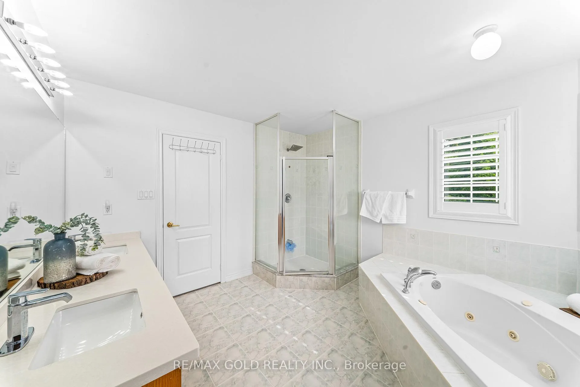 Photo 24 of 14 Stingray Court, Brampton, Madoc — HOMEH