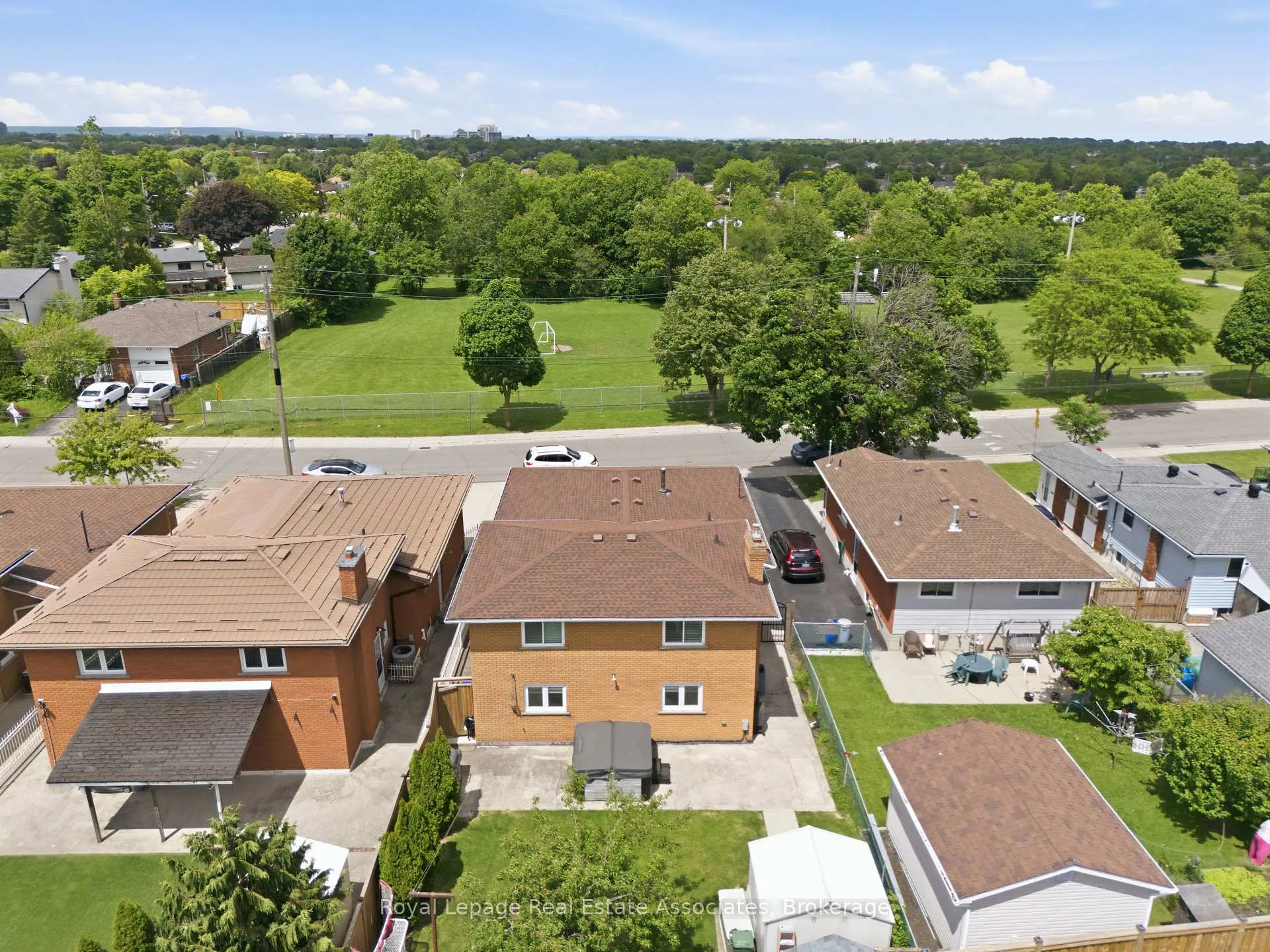 Photo 2 of 477 Queen Victoria Drive, Hamilton, Quinndale — HOMEH