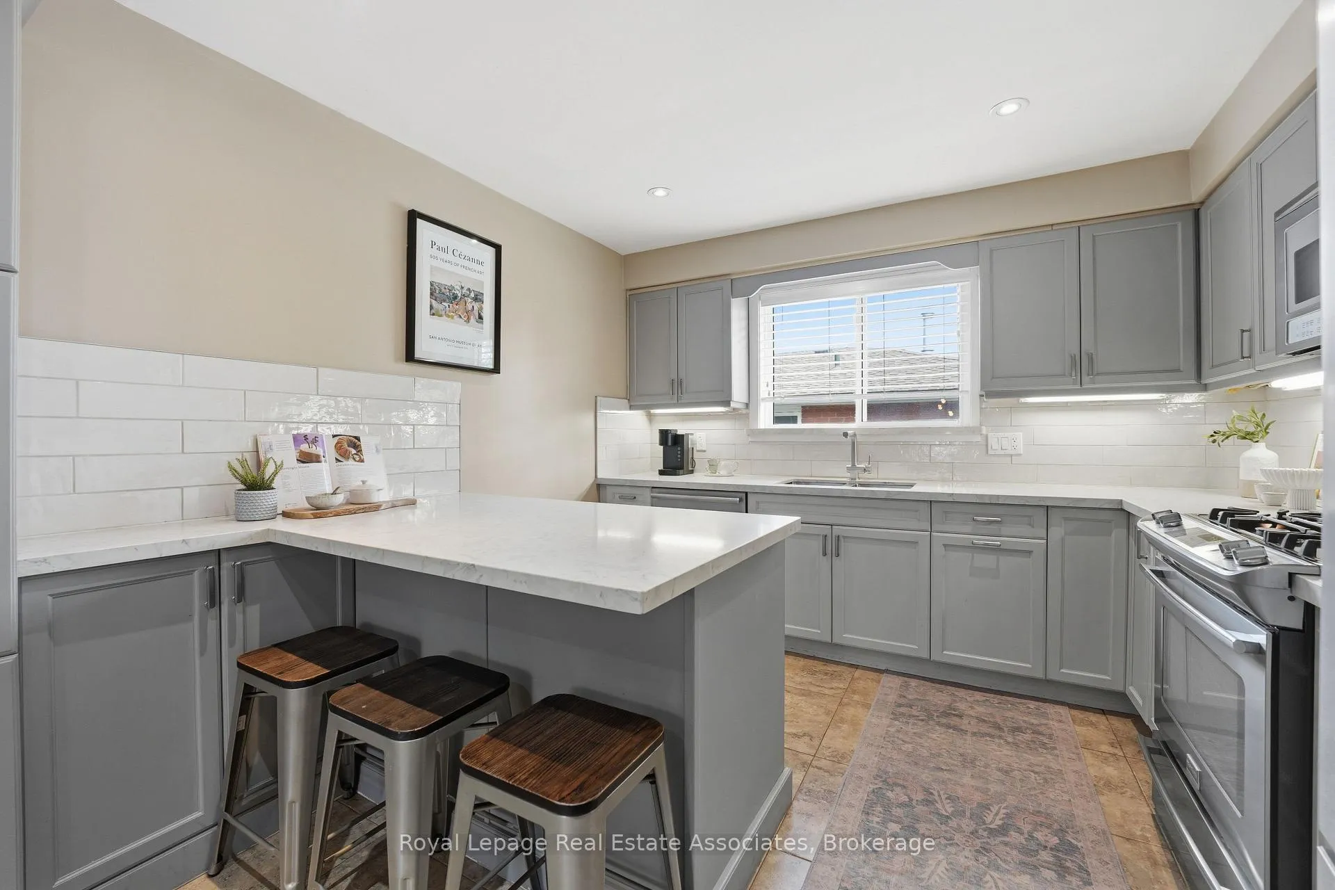 Photo 14 of 477 Queen Victoria Drive, Hamilton, Quinndale — HOMEH