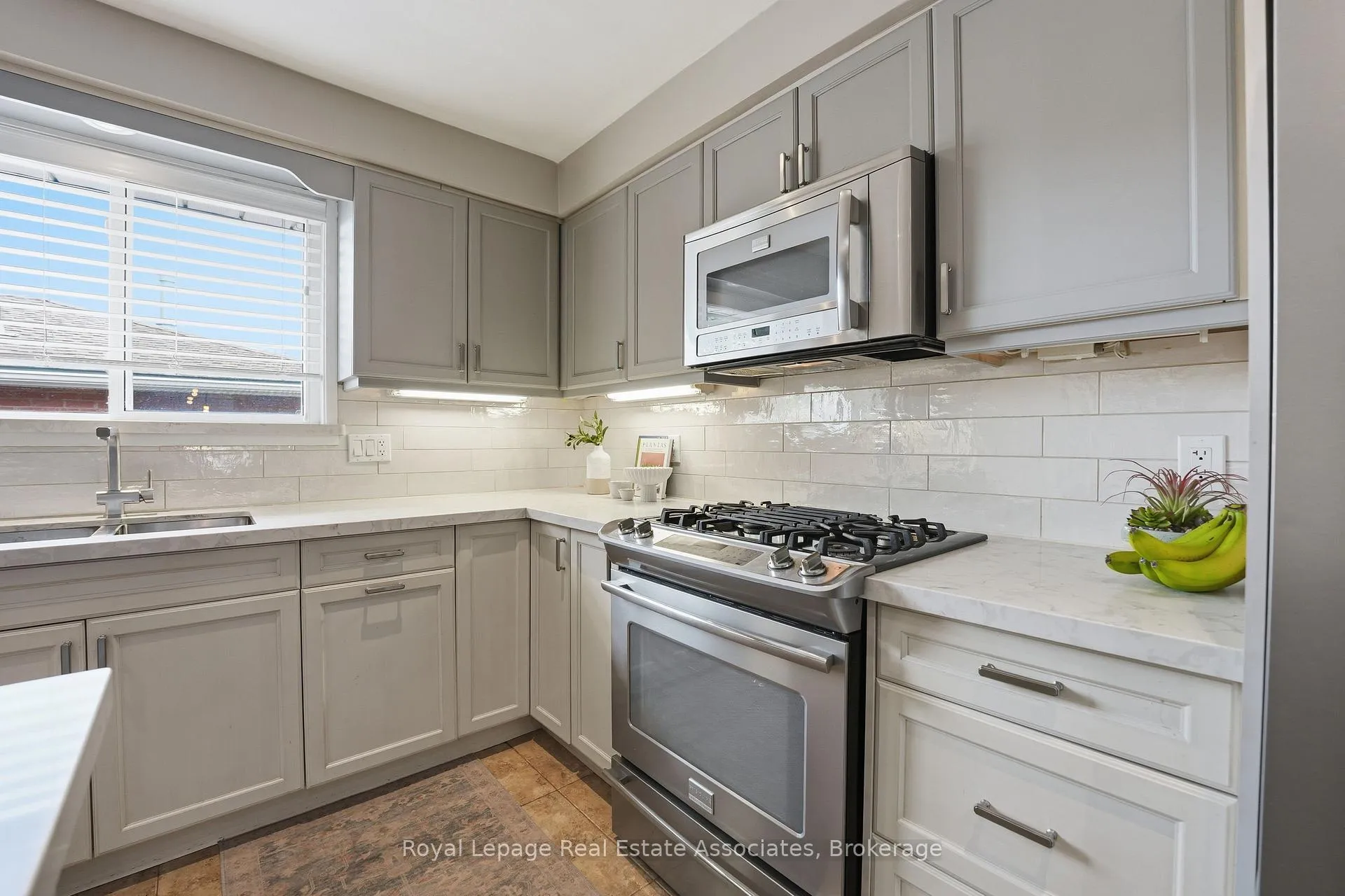 Photo 15 of 477 Queen Victoria Drive, Hamilton, Quinndale — HOMEH