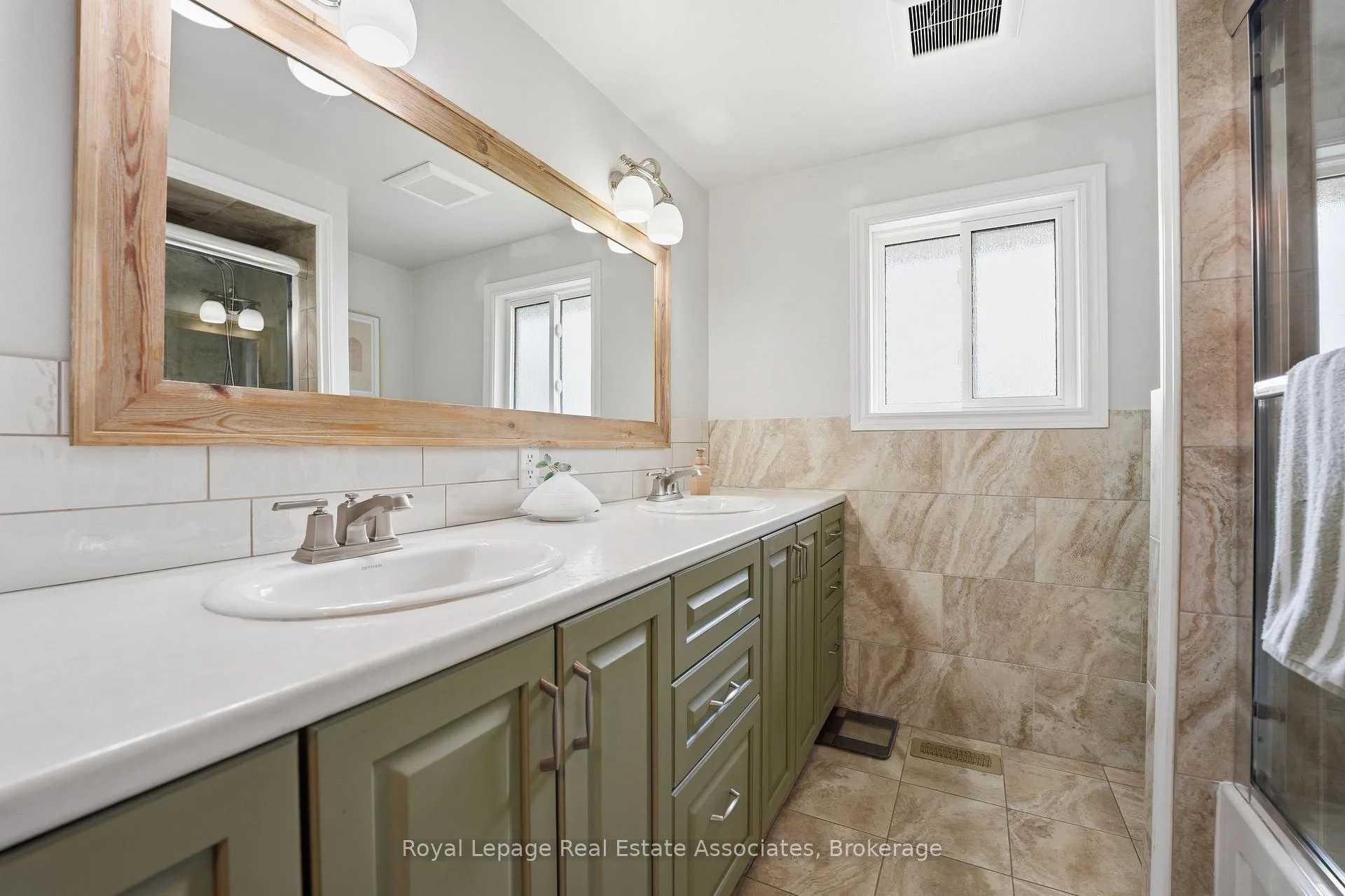 Photo 25 of 477 Queen Victoria Drive, Hamilton, Quinndale — HOMEH