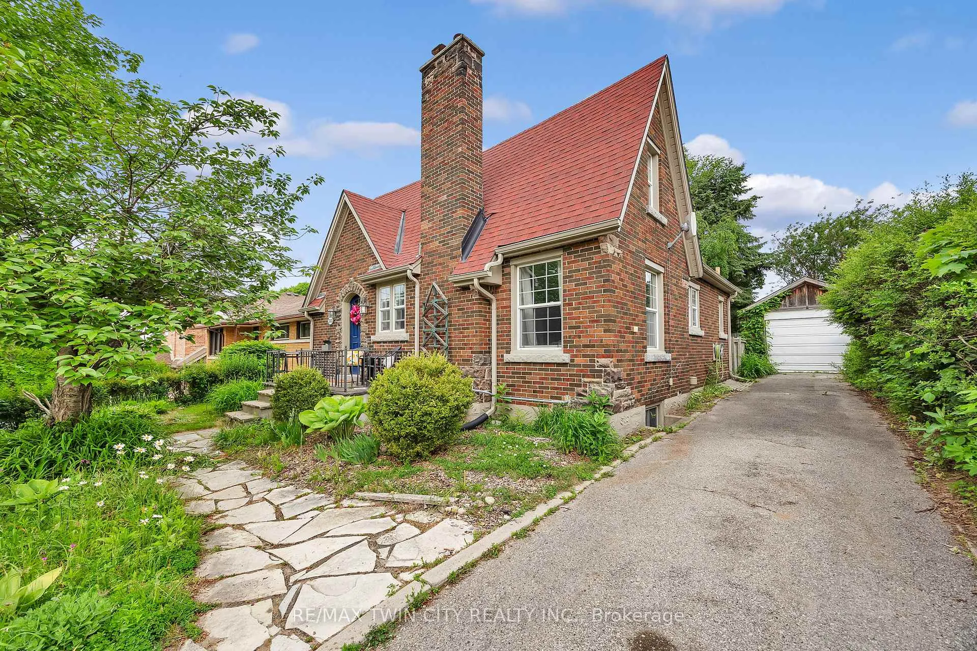 Photo 2 of 360 Luella Street, Kitchener — HOMEH