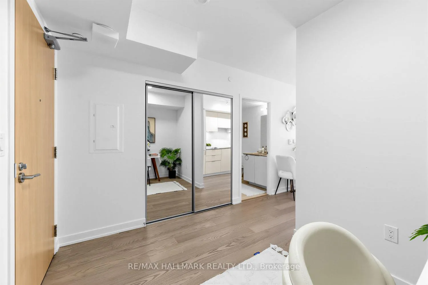 Photo 4 of Unit 3909, 11 Wellesley Street W, Toronto, Bay Street Corridor — HOMEH