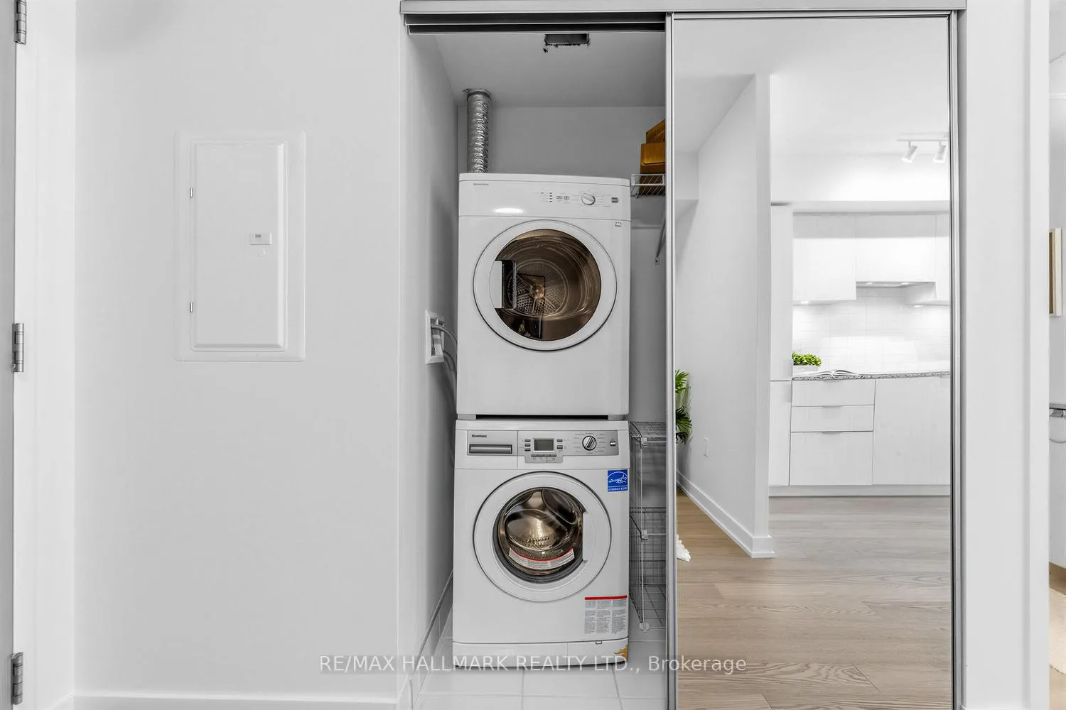Photo 6 of Unit 3909, 11 Wellesley Street W, Toronto, Bay Street Corridor — HOMEH