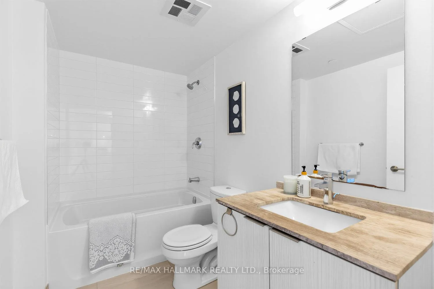 Photo 7 of Unit 3909, 11 Wellesley Street W, Toronto, Bay Street Corridor — HOMEH