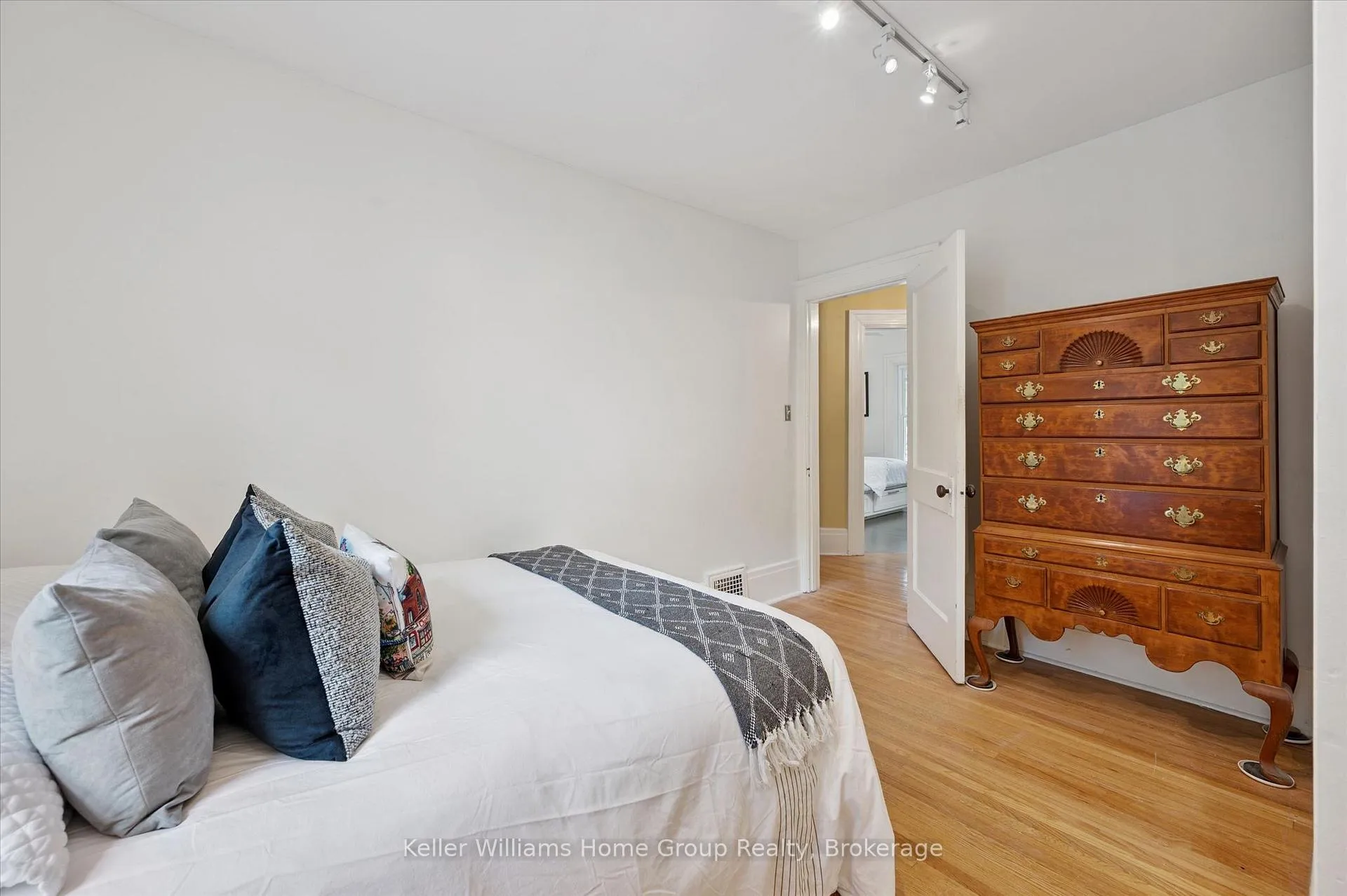 Photo 23 of 16 Cavell Avenue, Guelph, Exhibition Park — HOMEH