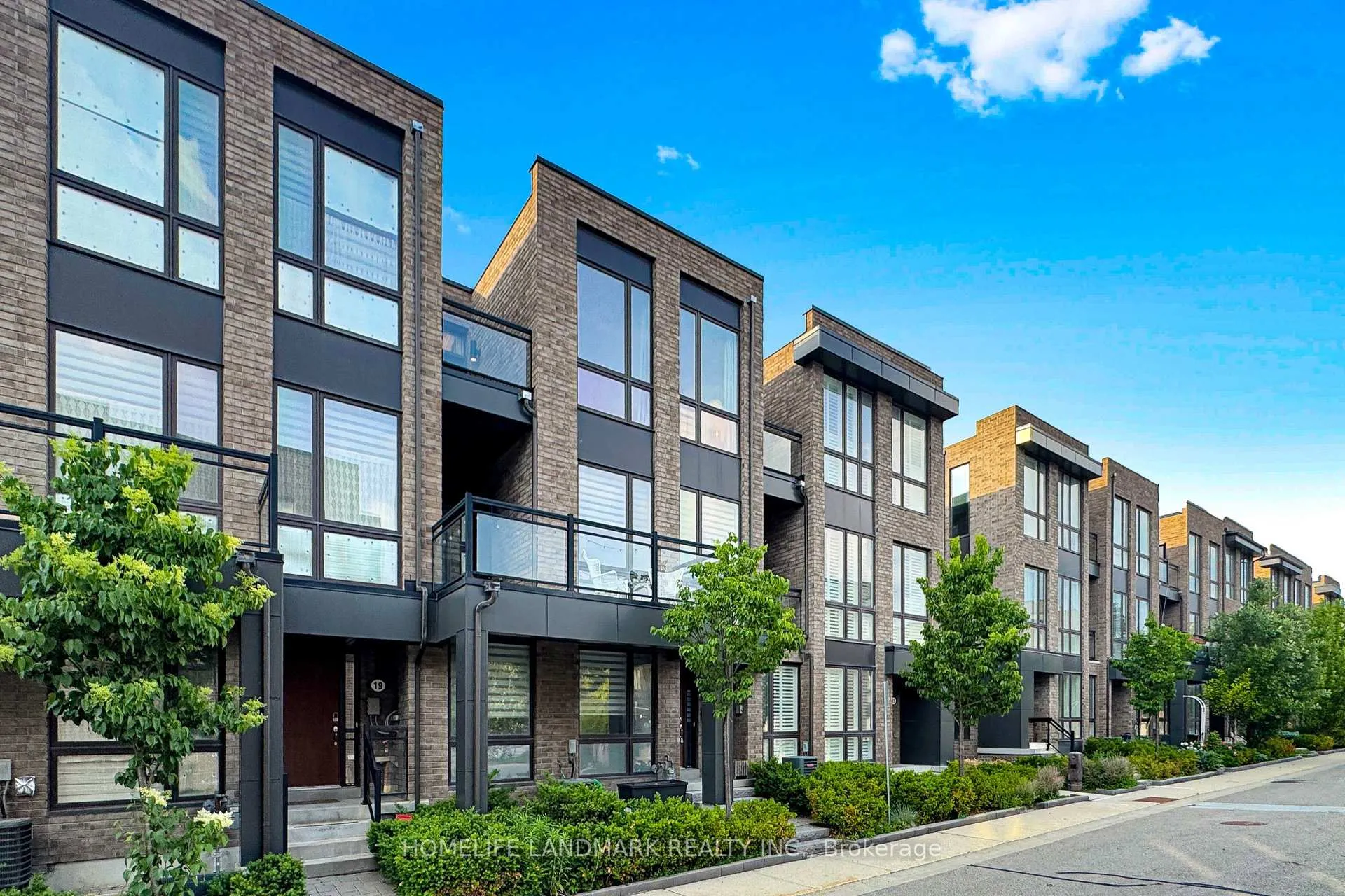 Photo 1 of 17 Thorncrest Drive, Vaughan, Patterson — HOMEH