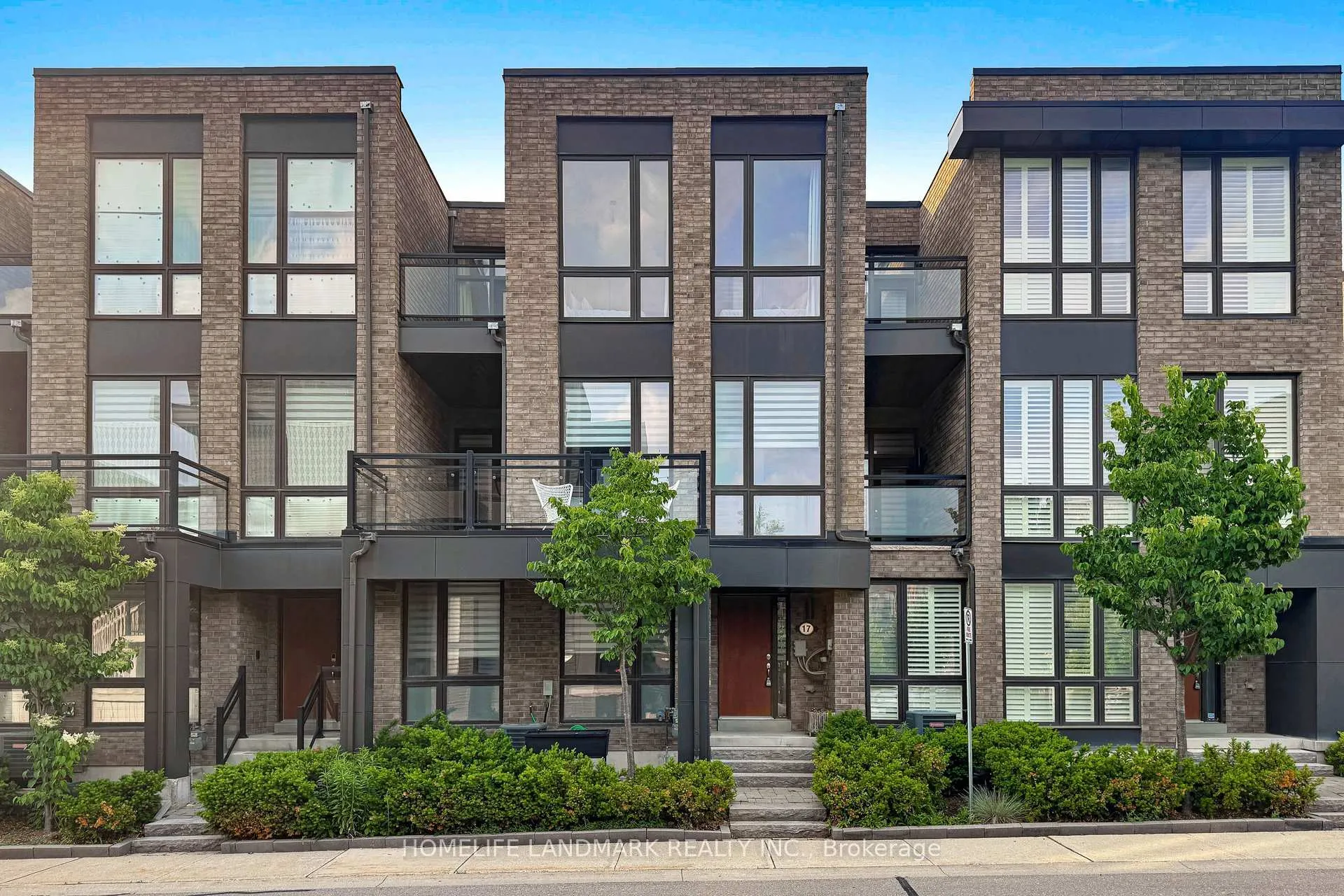 Photo 2 of 17 Thorncrest Drive, Vaughan, Patterson — HOMEH