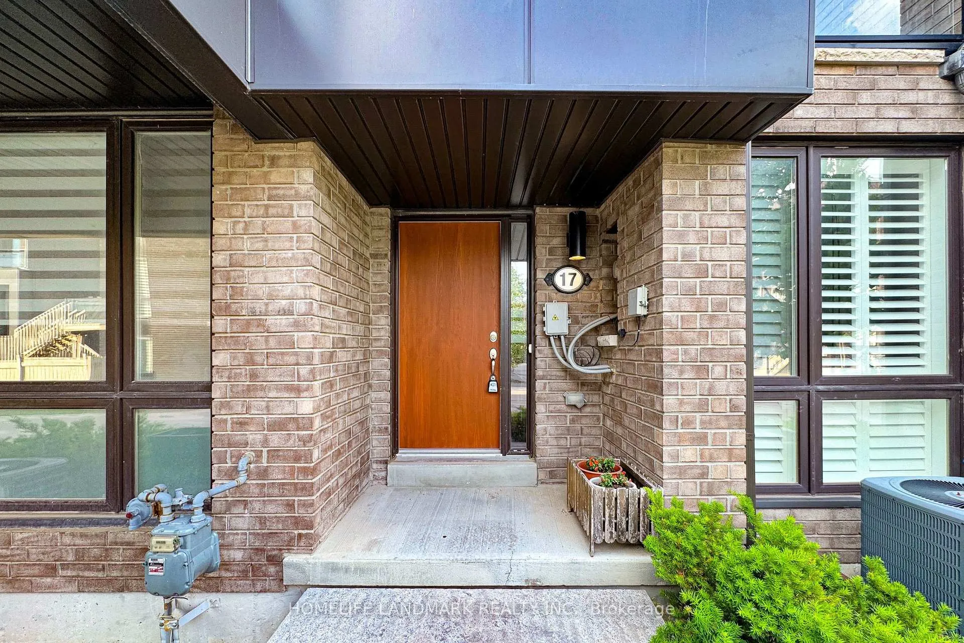 Photo 3 of 17 Thorncrest Drive, Vaughan, Patterson — HOMEH