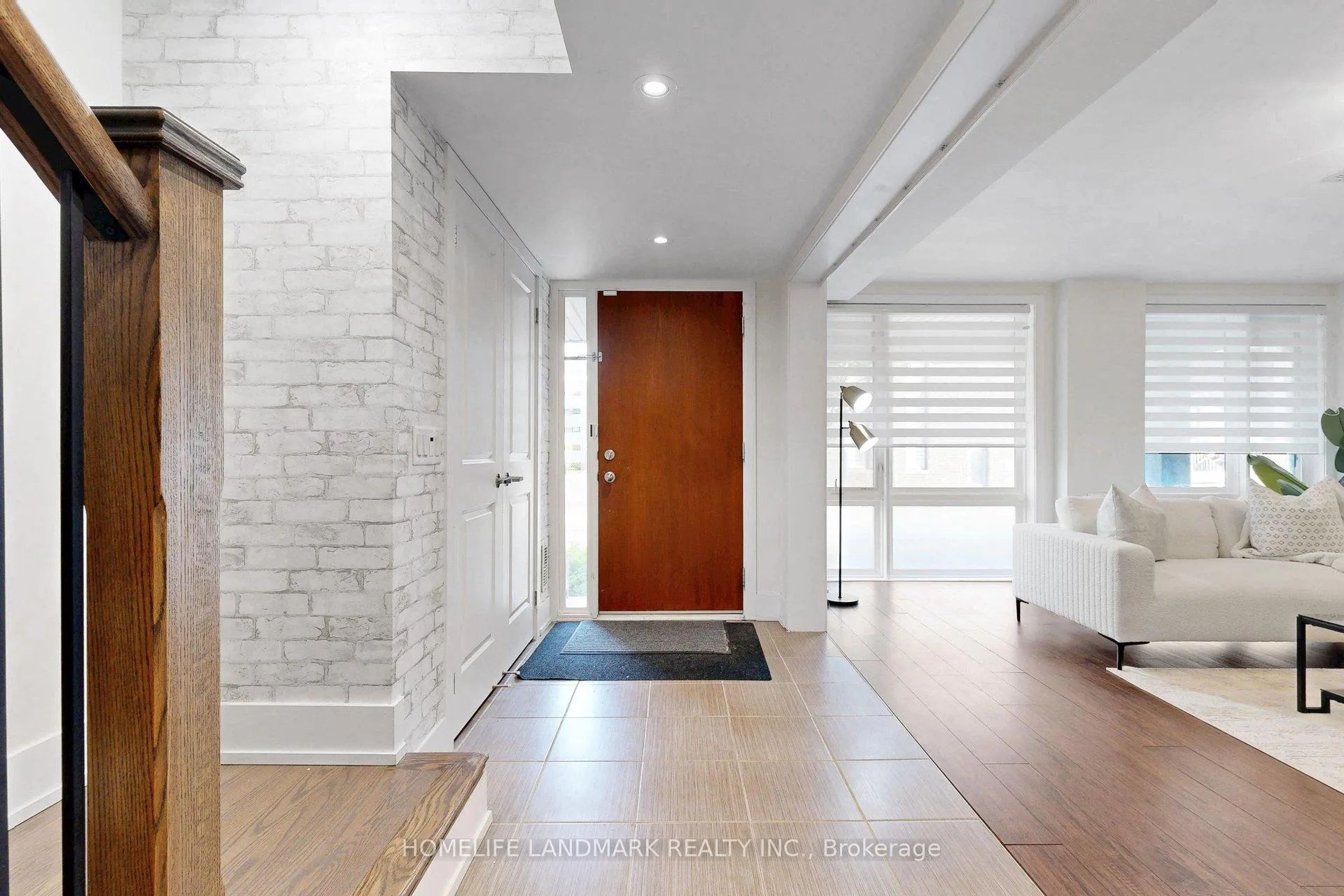 Photo 4 of 17 Thorncrest Drive, Vaughan, Patterson — HOMEH